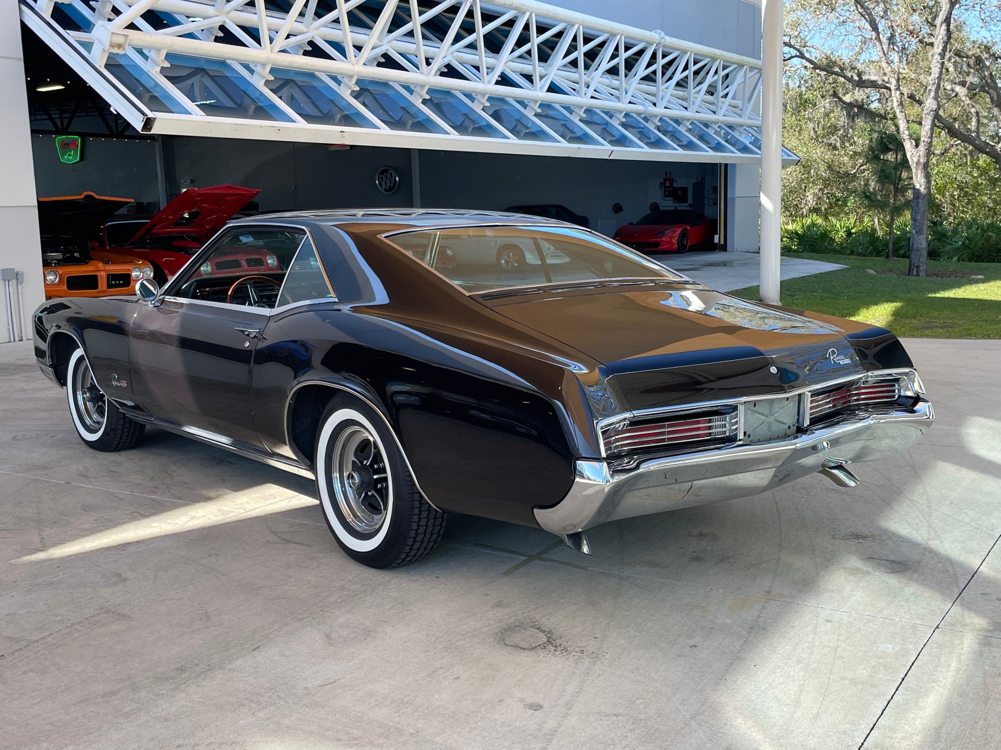 Vehicle photo 13