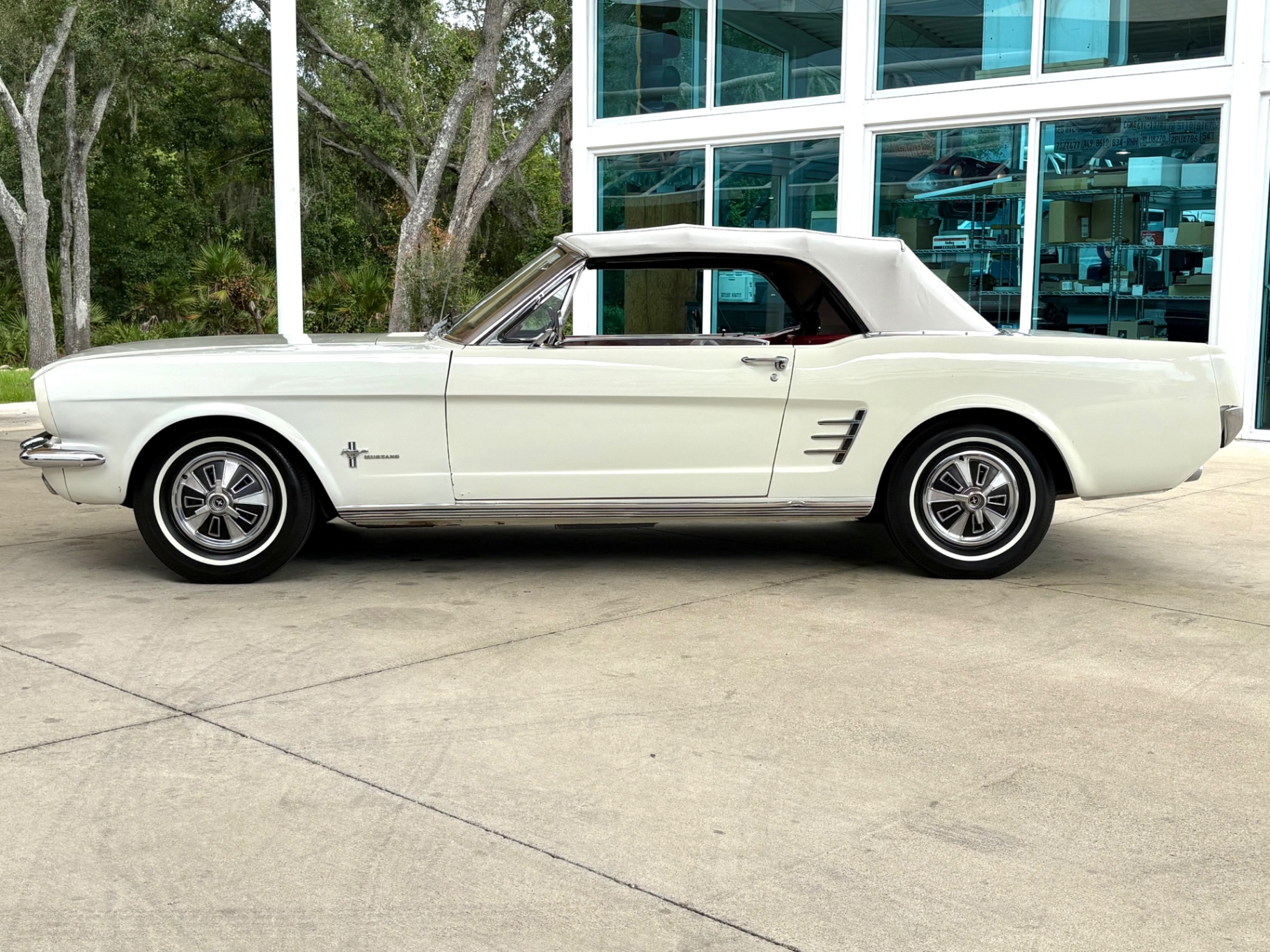 Vehicle photo 24