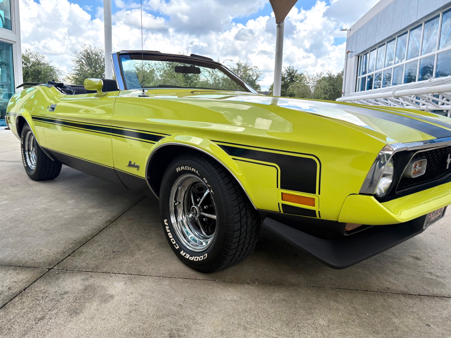 Vehicle photo 19