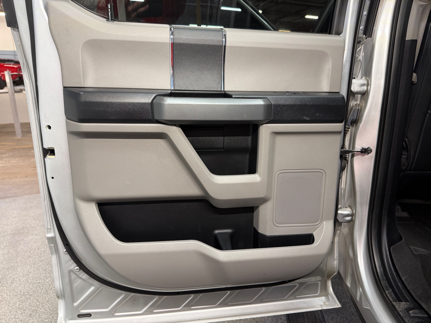 Vehicle photo 26