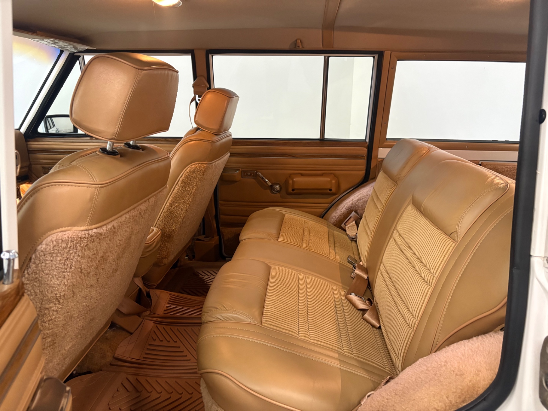 Vehicle photo 25