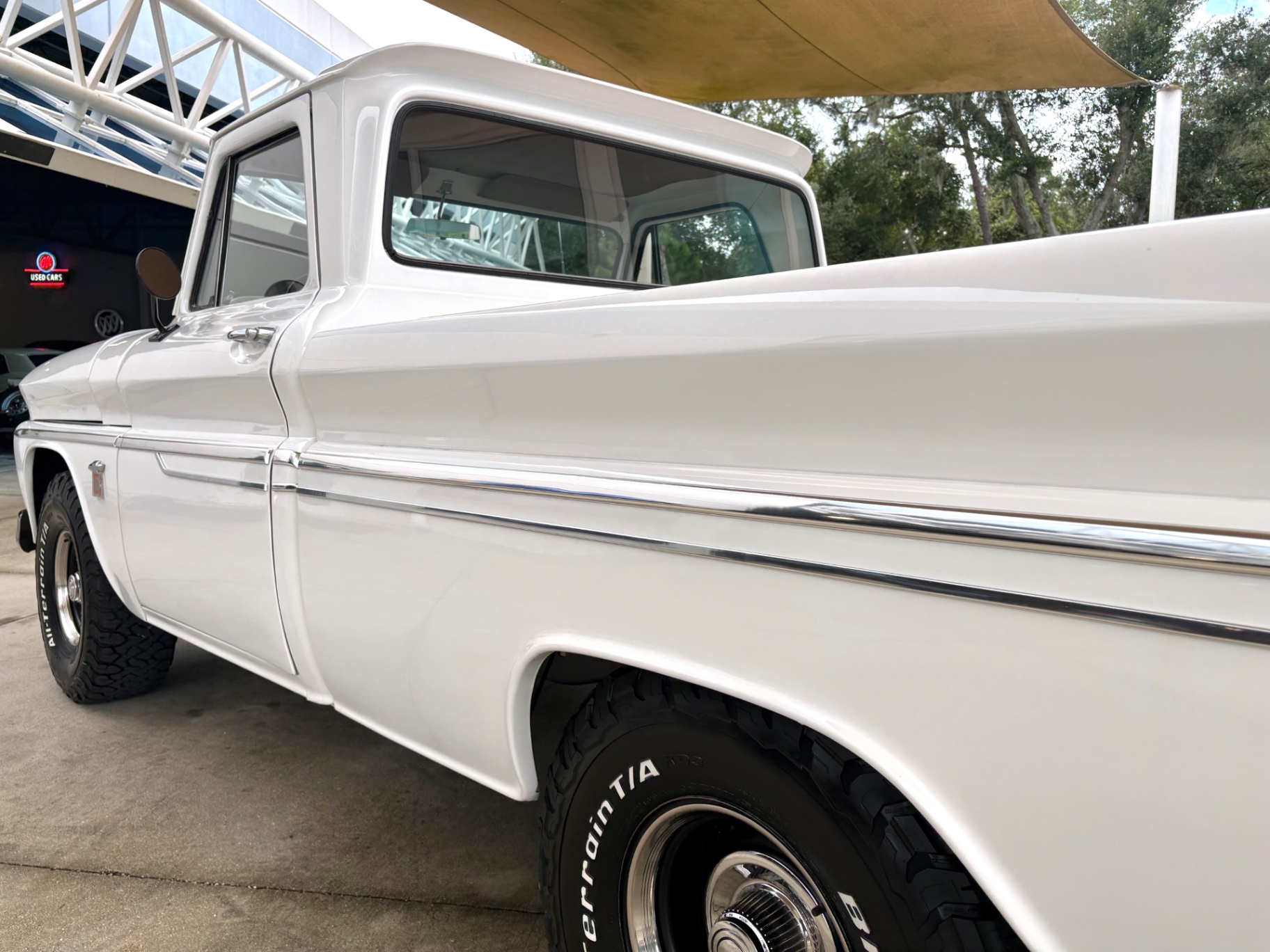 Vehicle photo 14