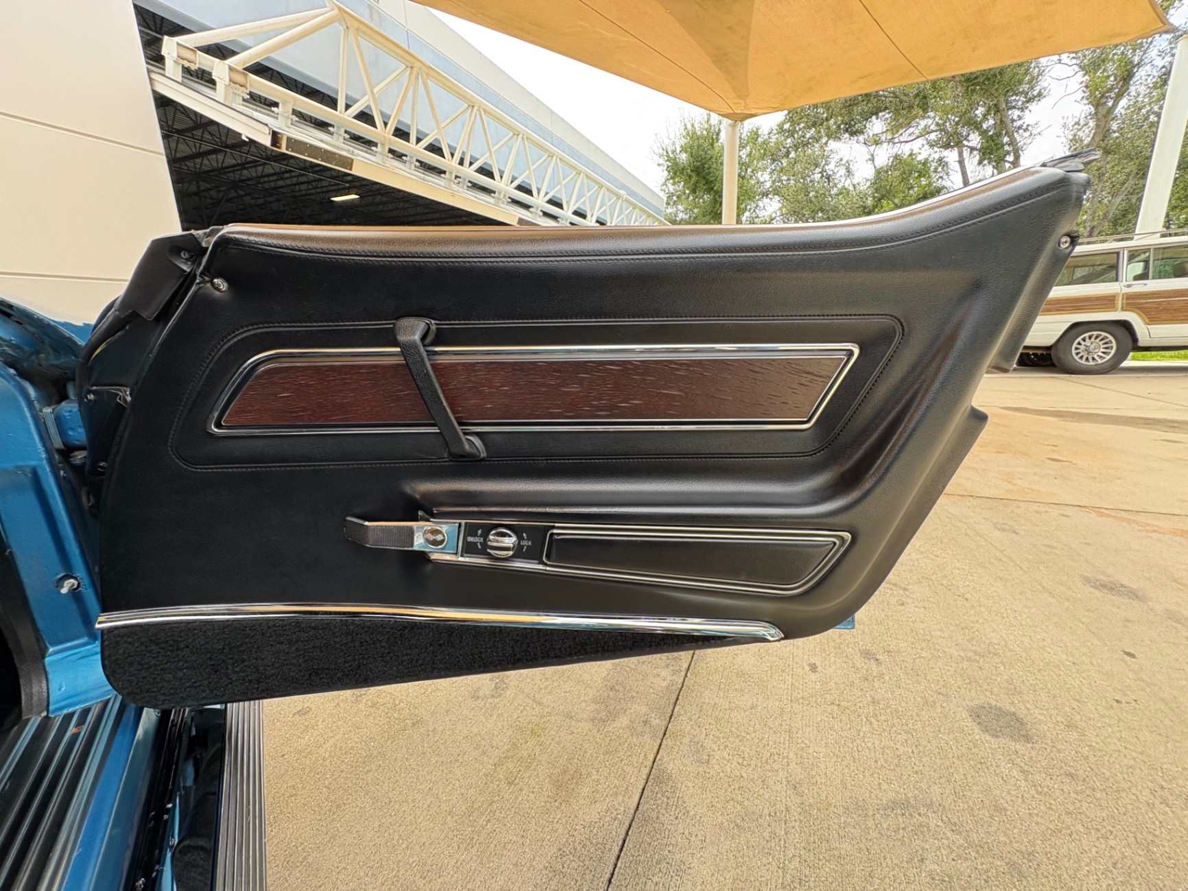 Vehicle photo 37