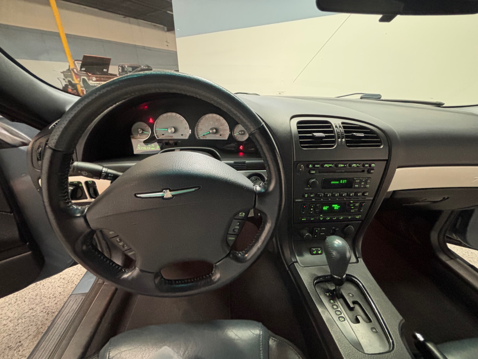 Vehicle photo 24