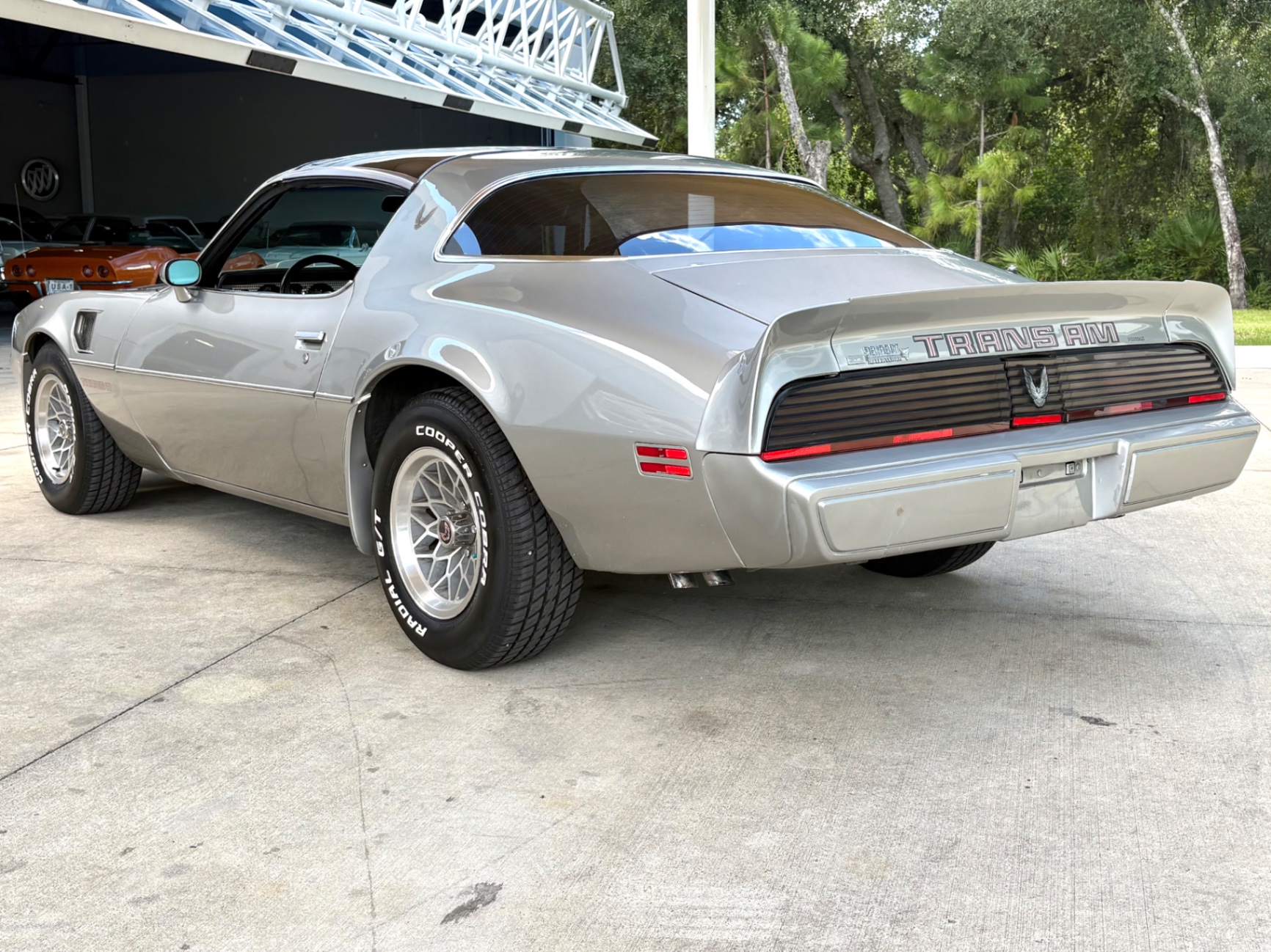 Vehicle photo 9