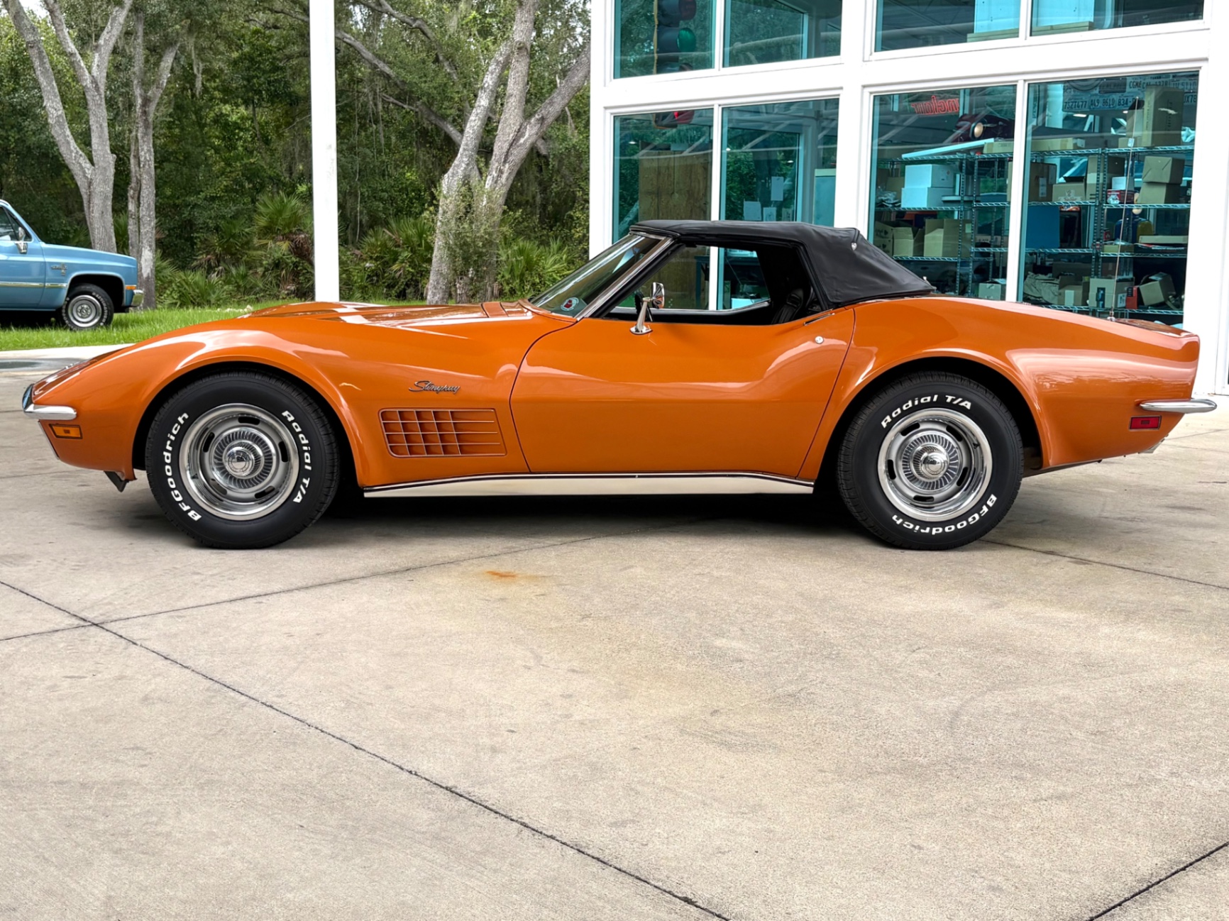 Vehicle photo 24