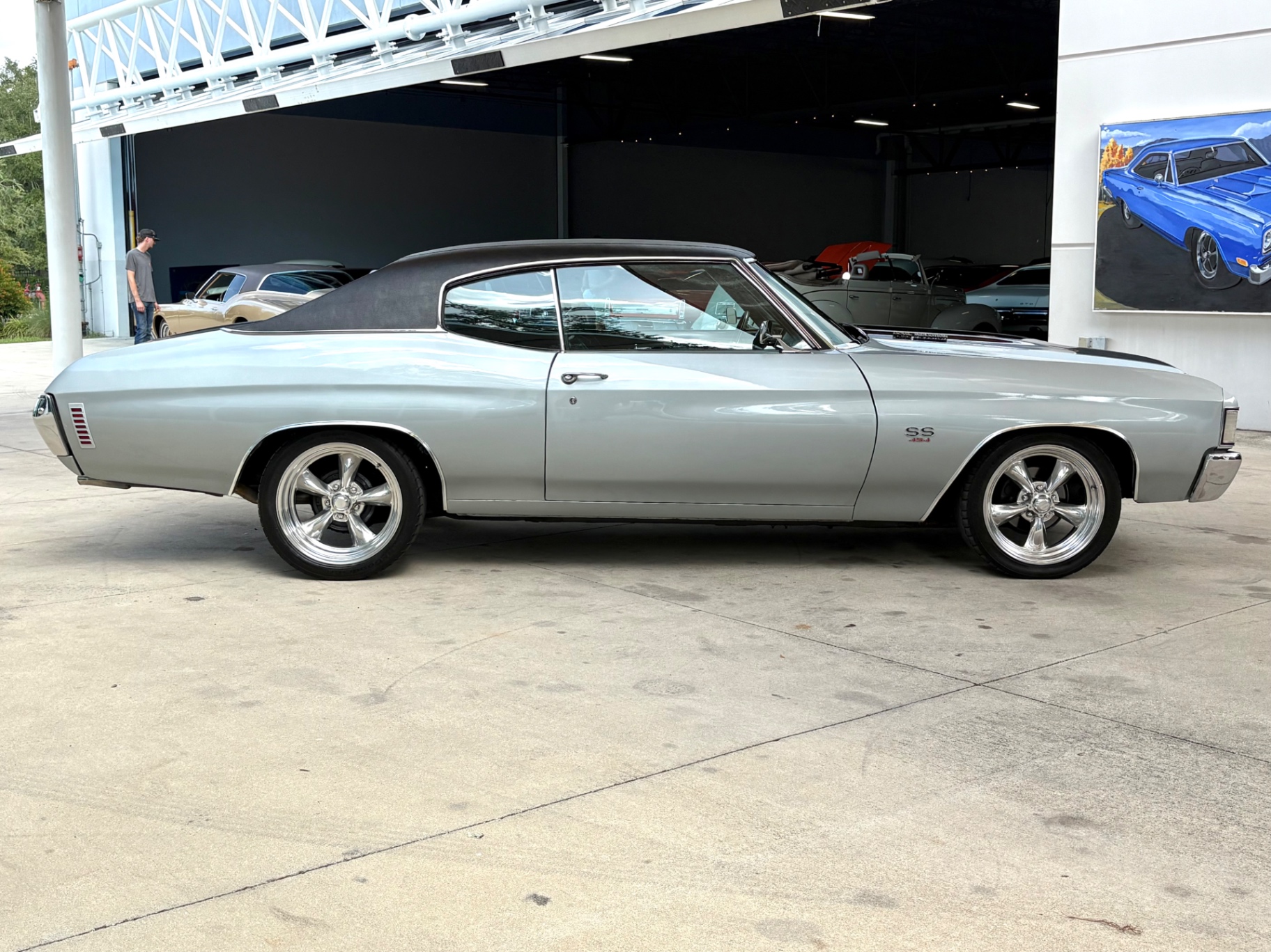 Vehicle photo 5