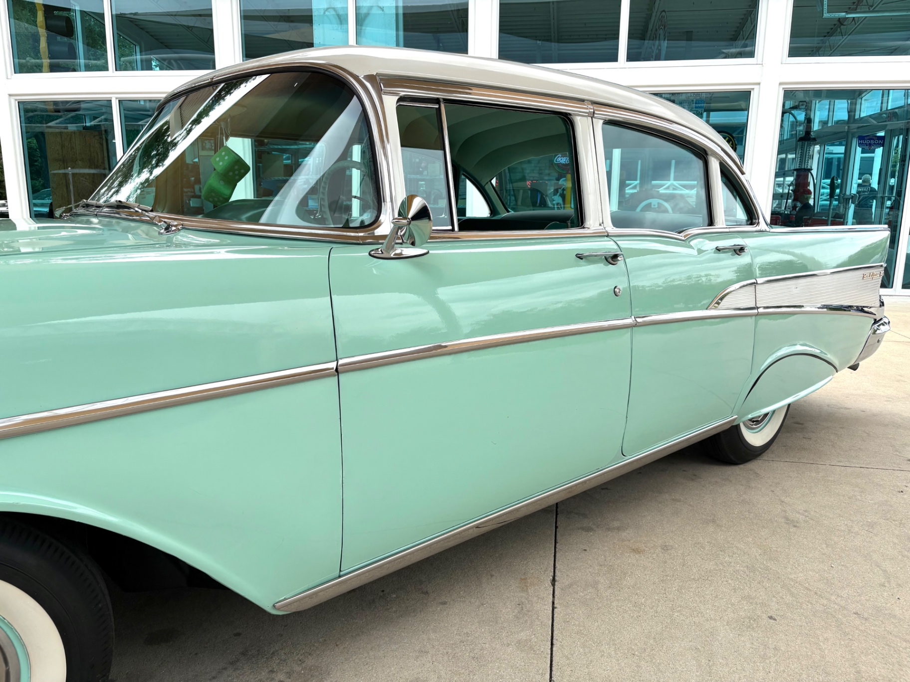 Vehicle photo 13