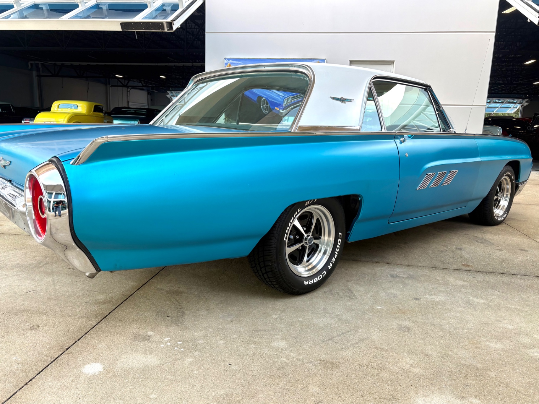 Vehicle photo 16