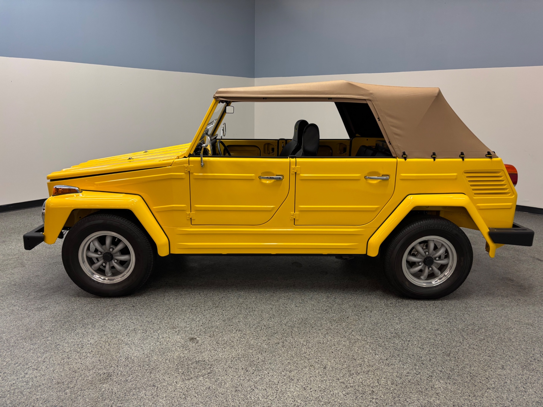 Vehicle photo 4