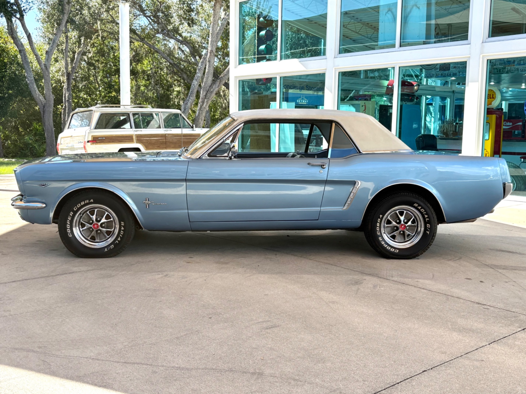 Vehicle photo 10