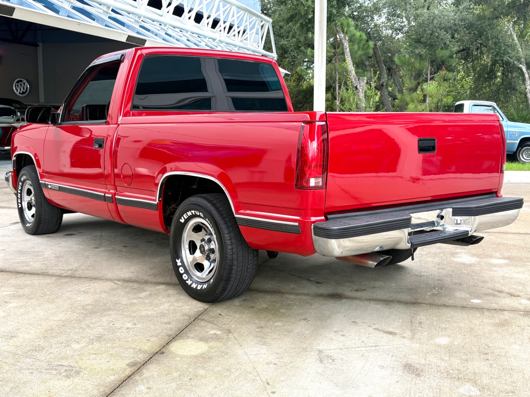 Vehicle photo 9