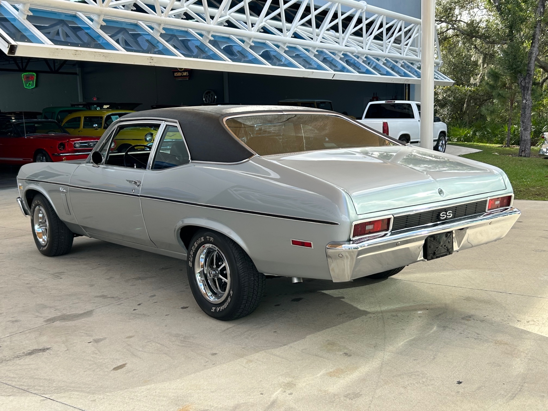Vehicle photo 10