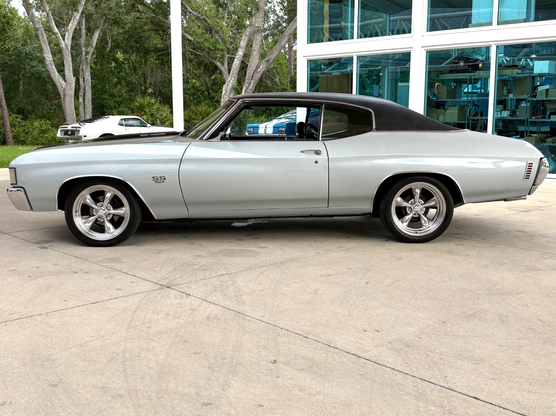 Vehicle photo 10