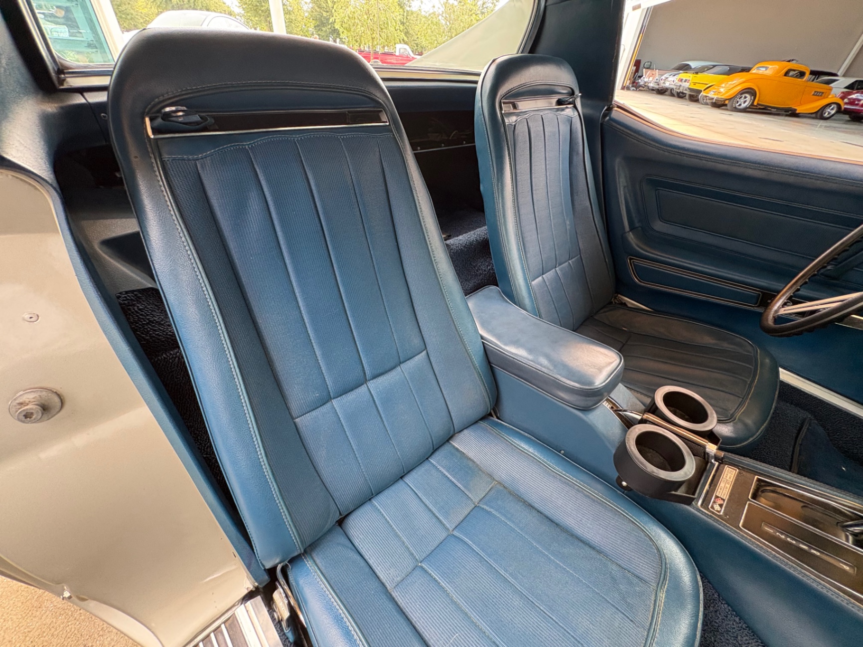 Vehicle photo 46