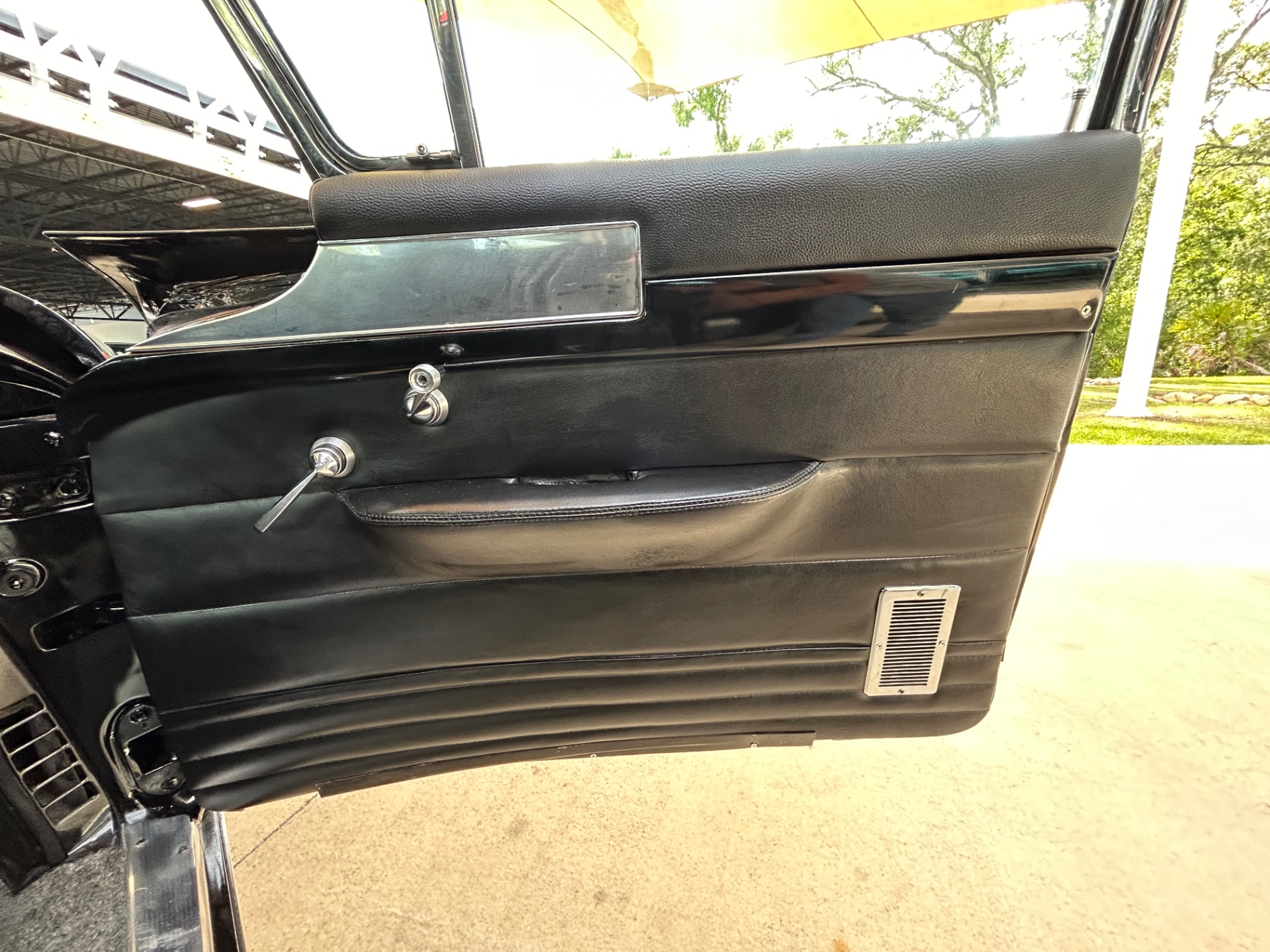 Vehicle photo 28