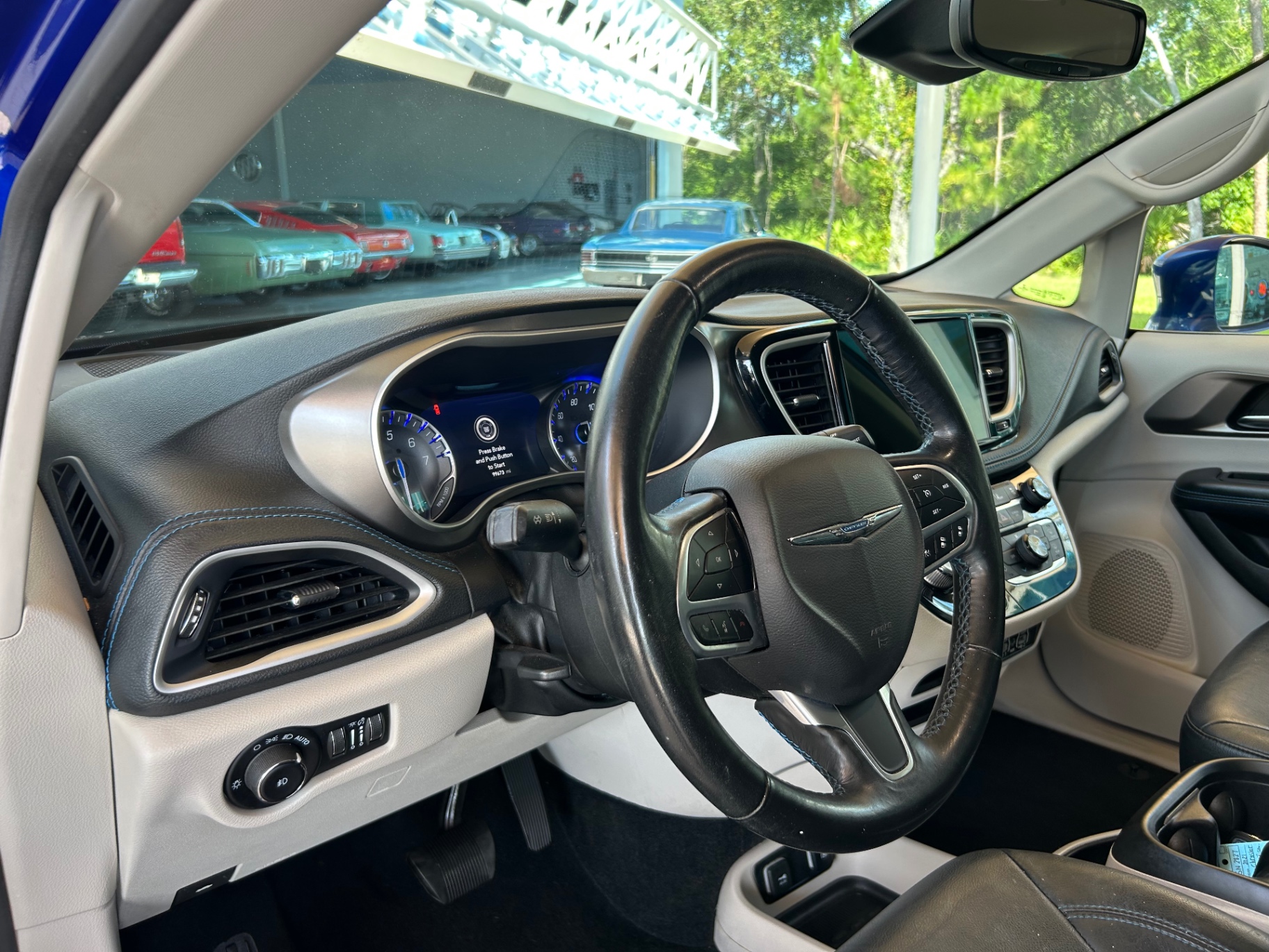 Vehicle photo 28