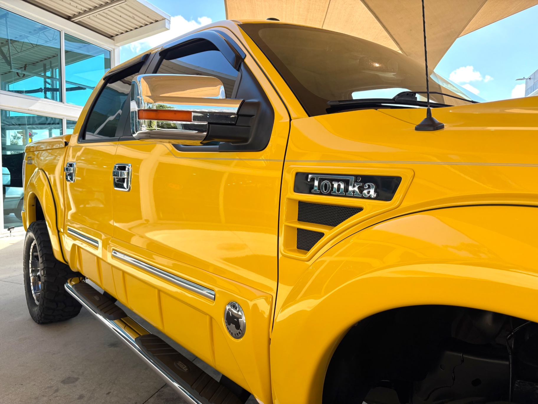 Vehicle photo 17