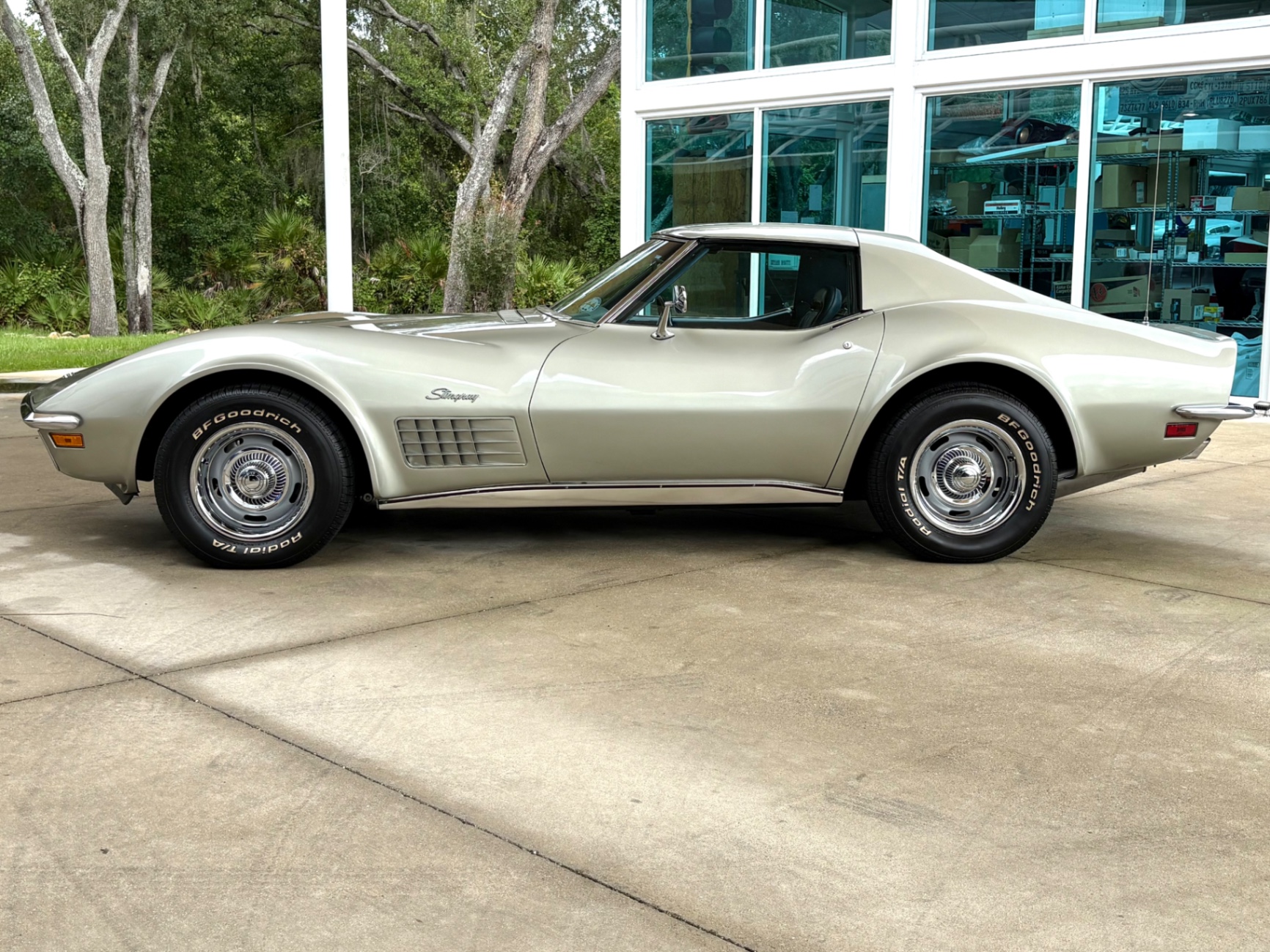 Vehicle photo 11