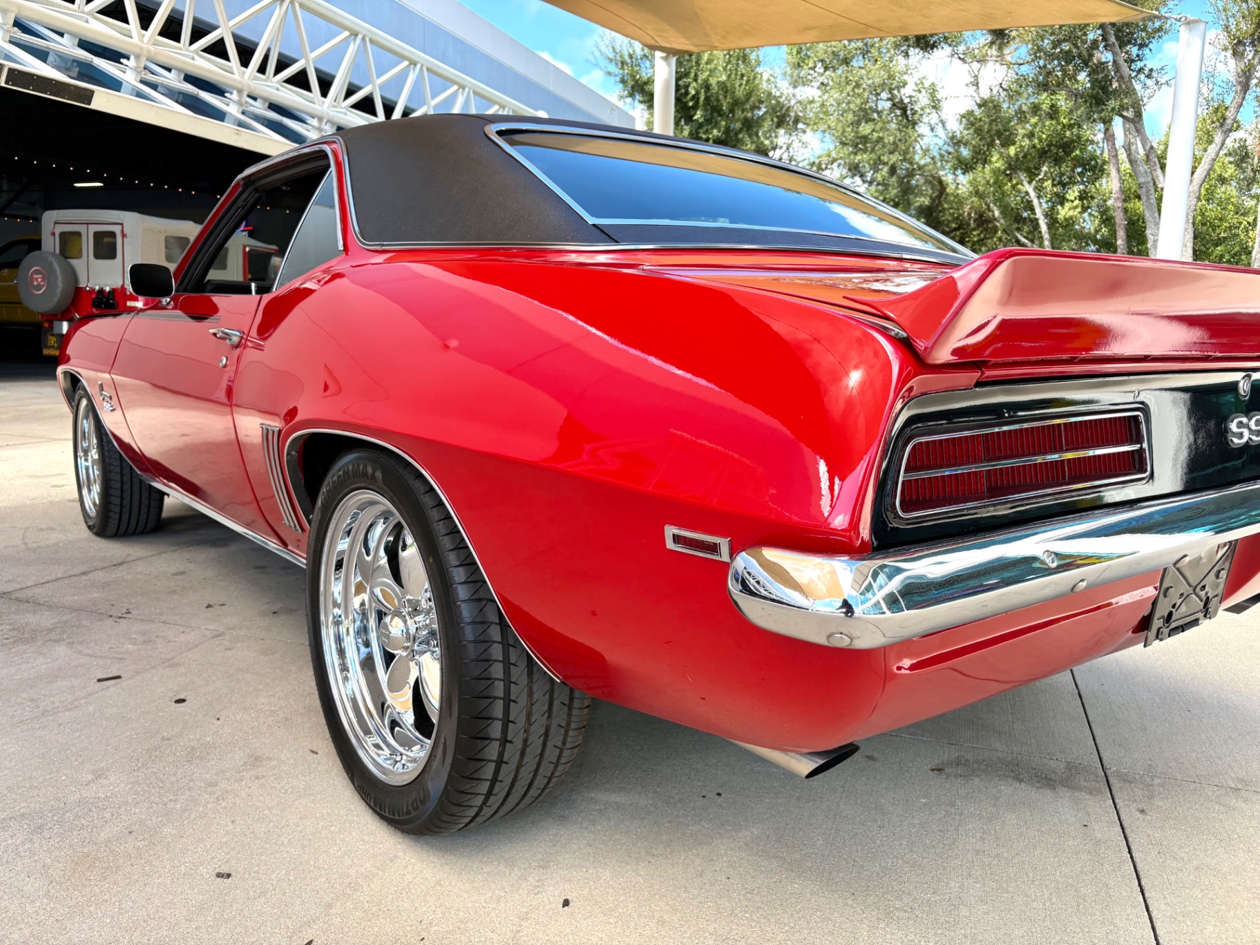 Vehicle photo 15