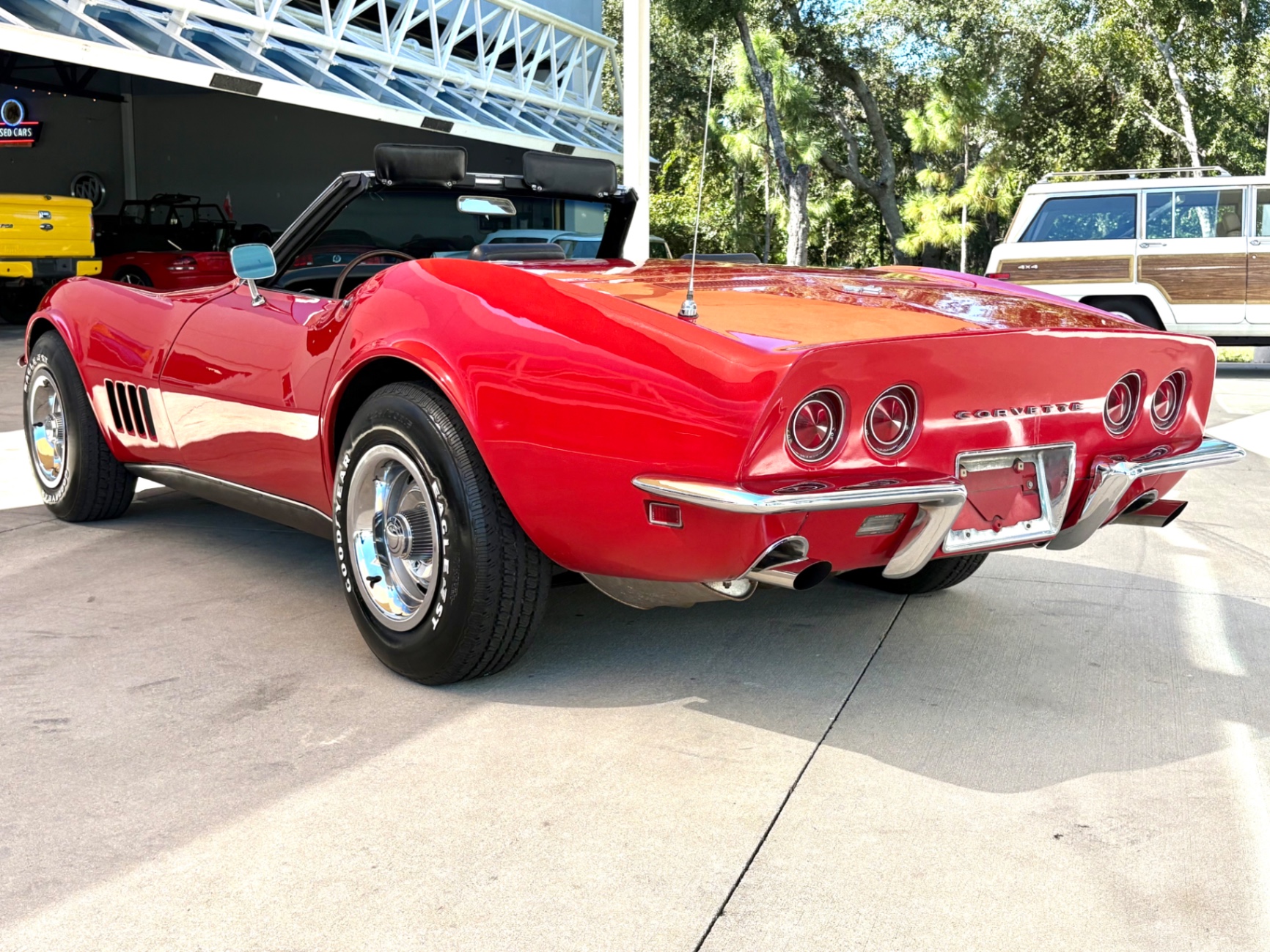 Vehicle photo 9