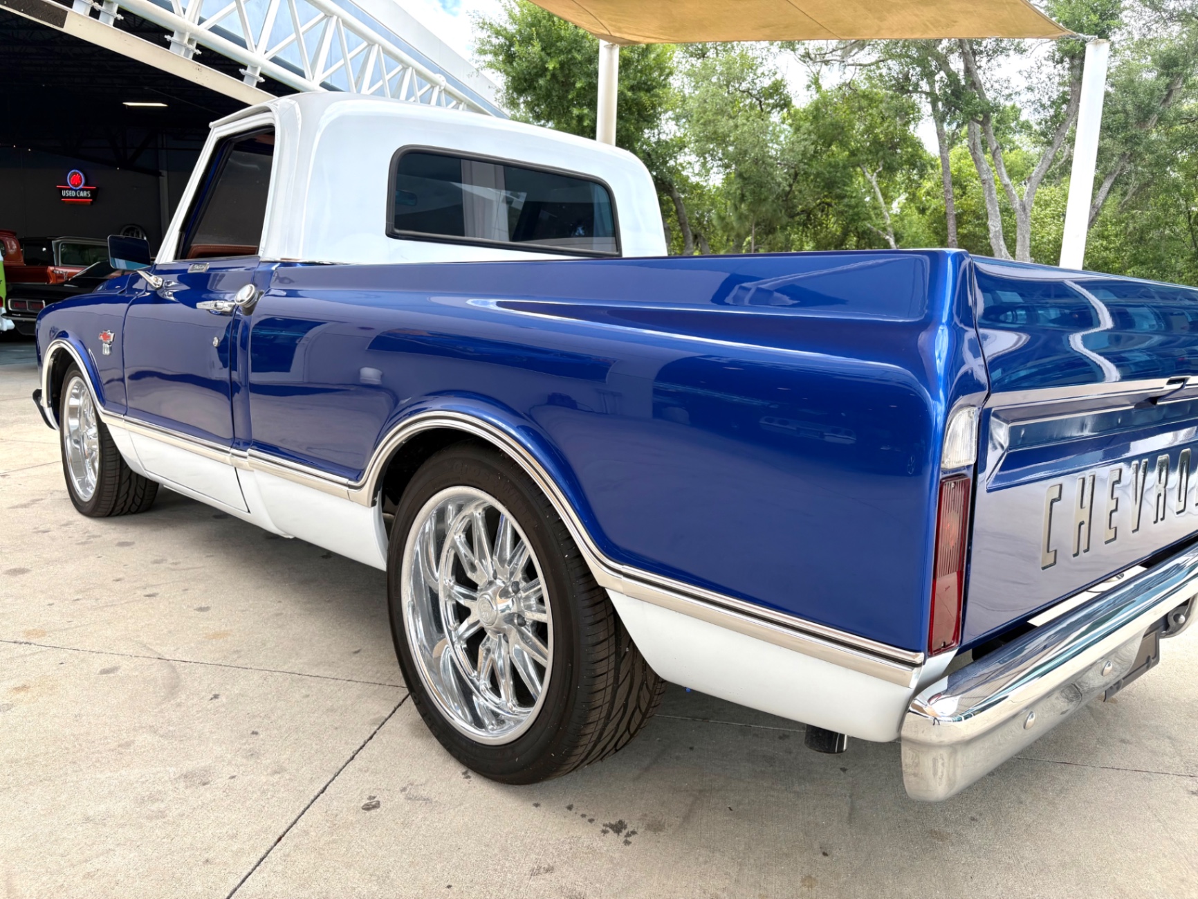 Vehicle photo 15