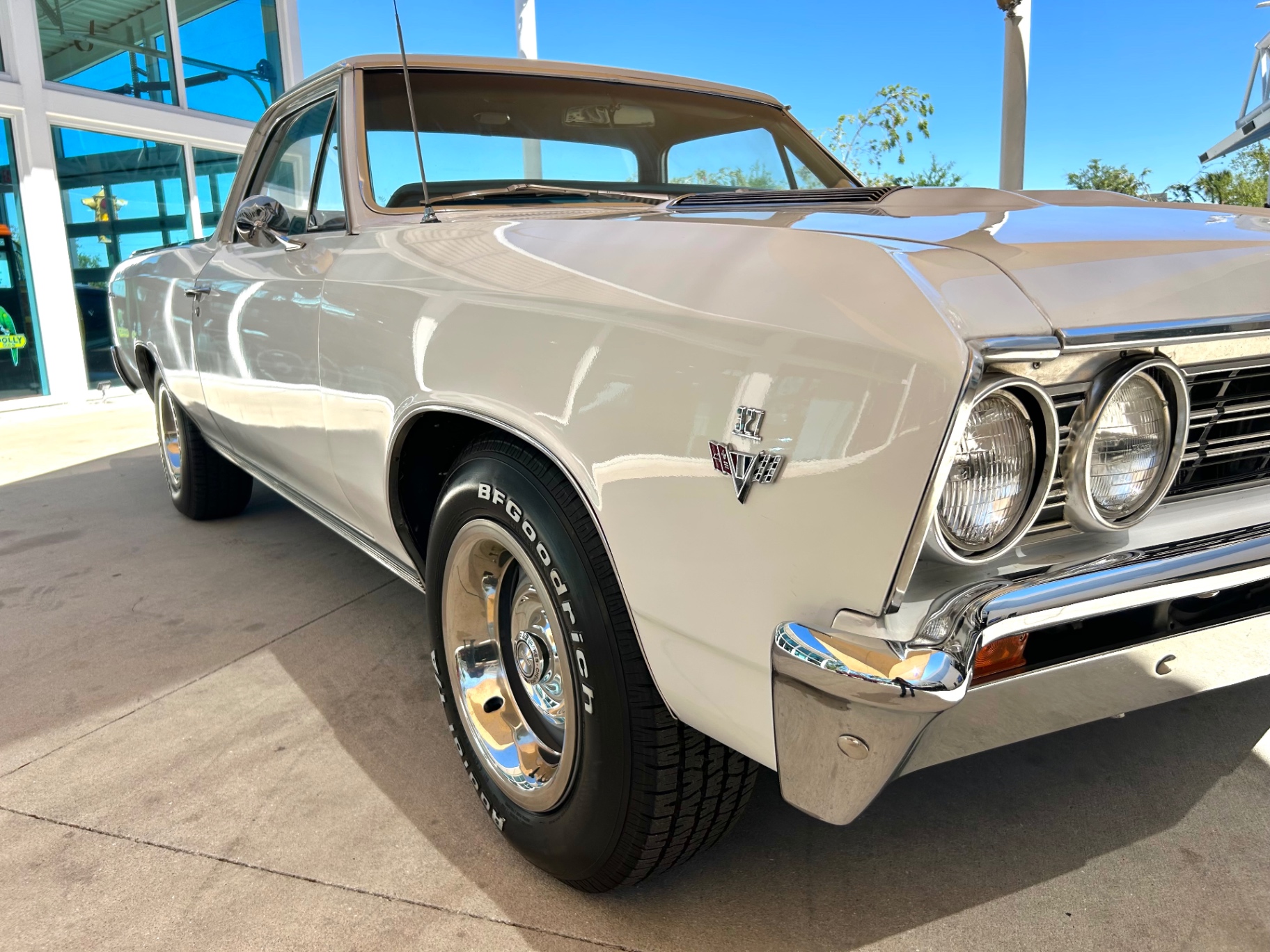 Vehicle photo 18