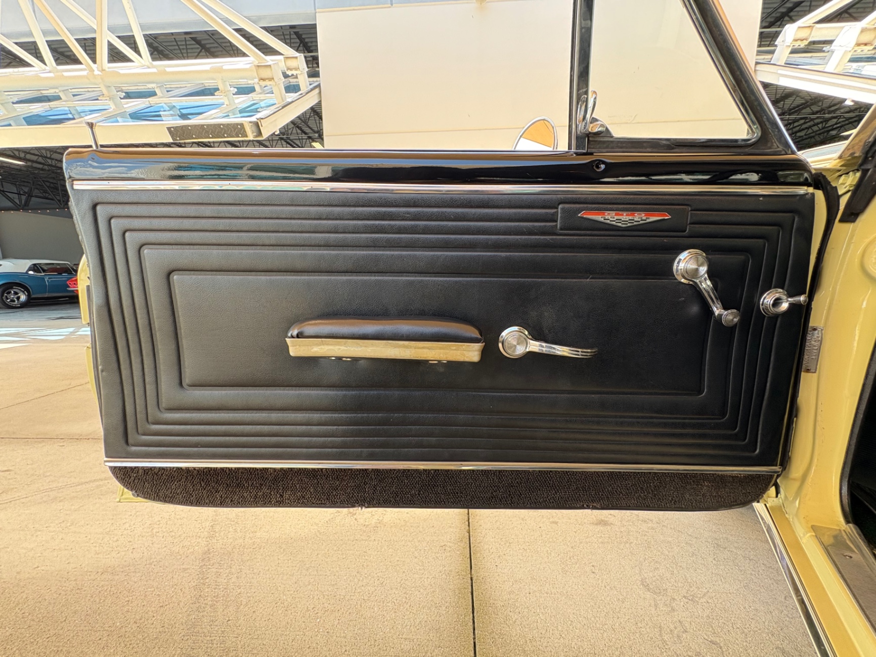Vehicle photo 33