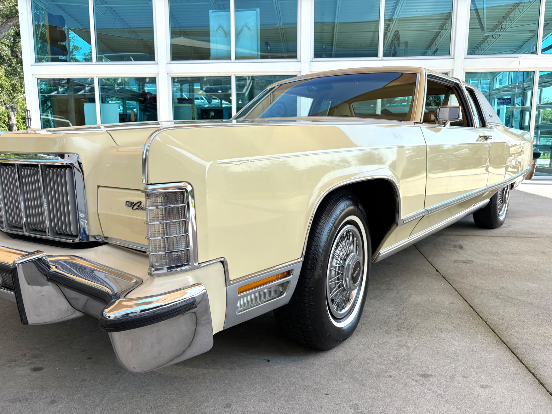 Vehicle photo 14