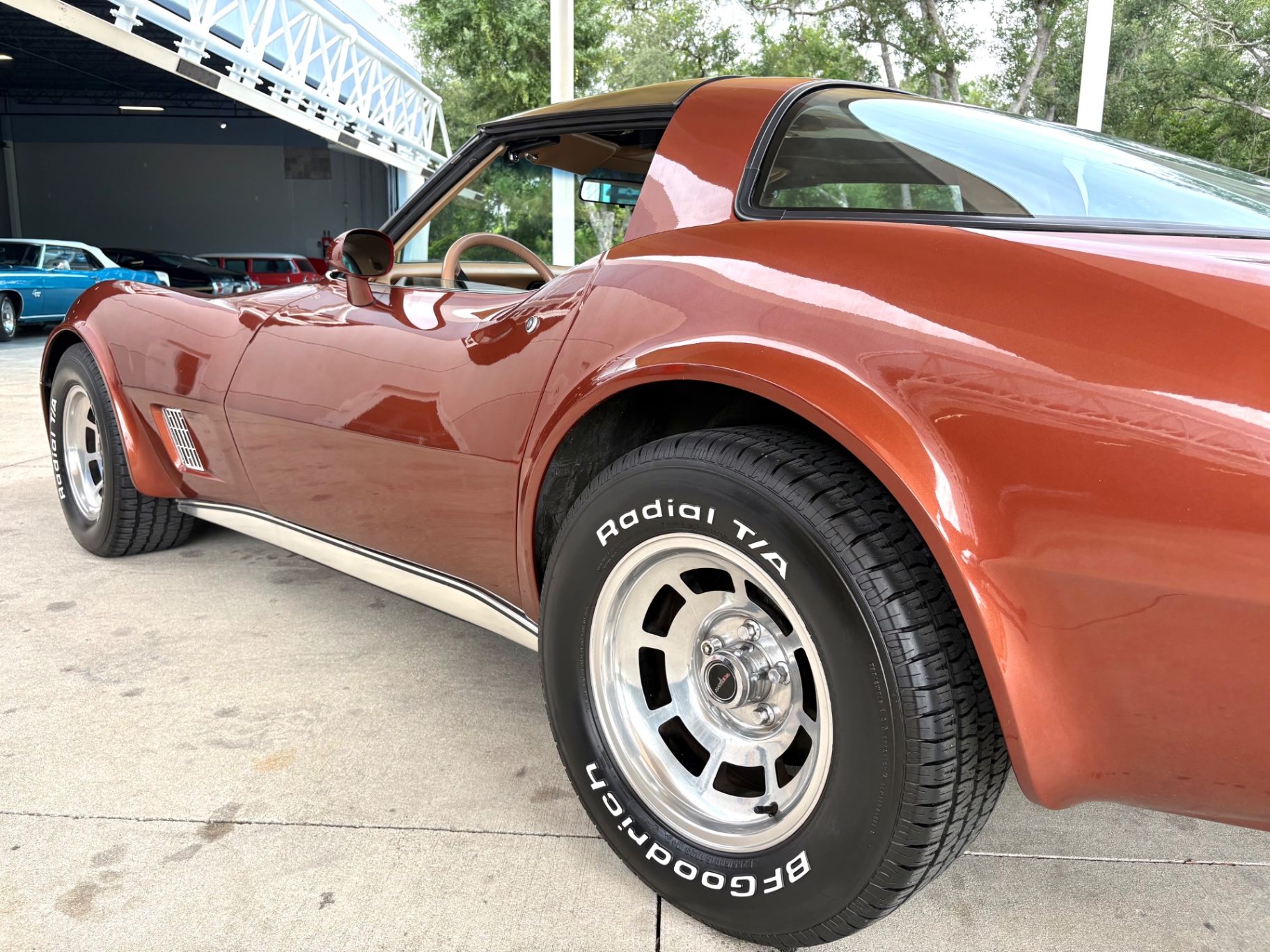 Vehicle photo 14
