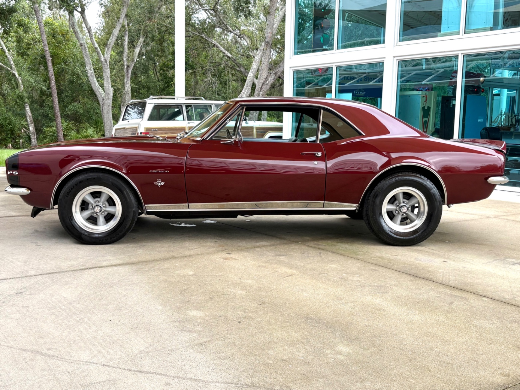 Vehicle photo 9