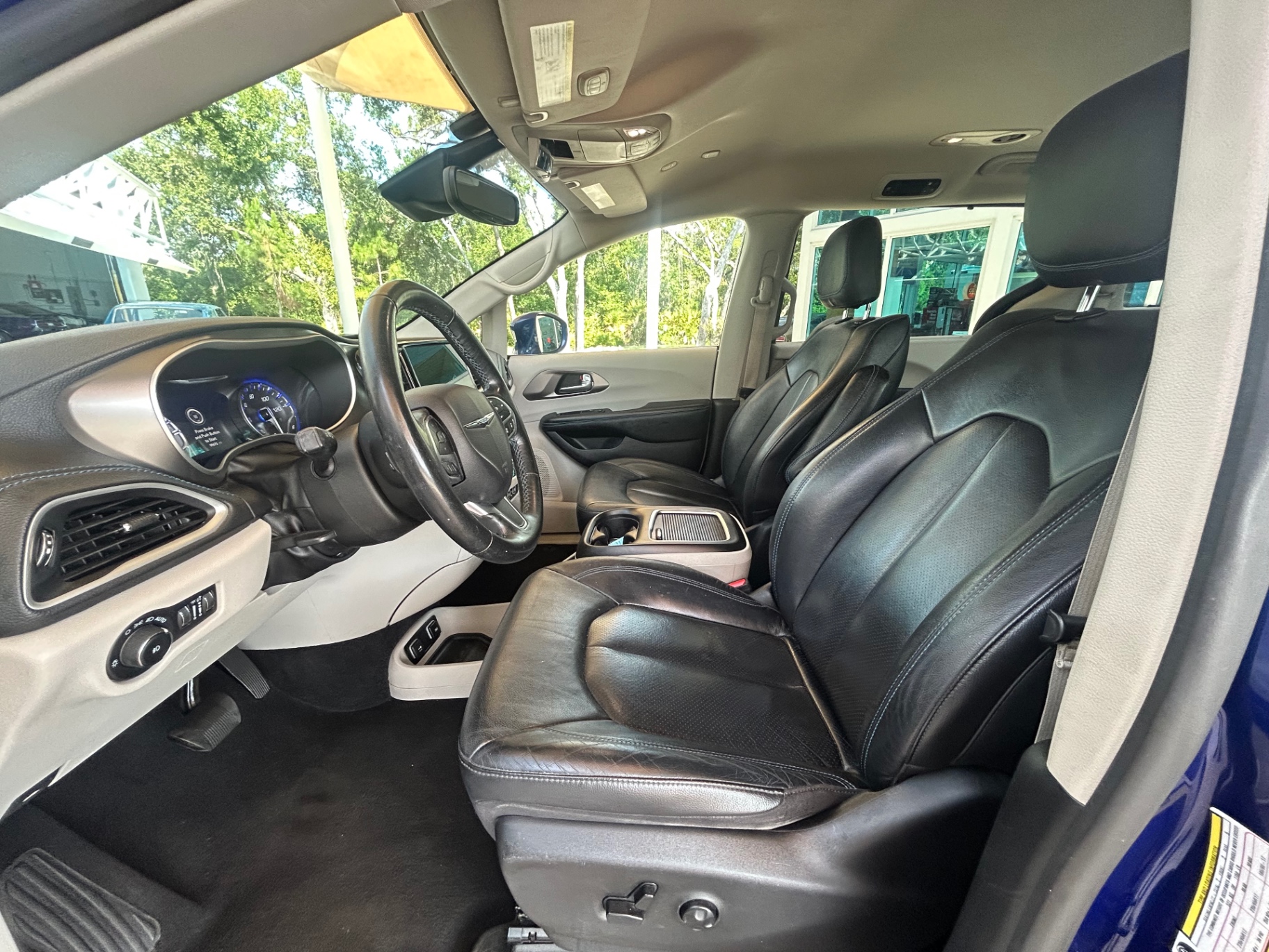 Vehicle photo 29