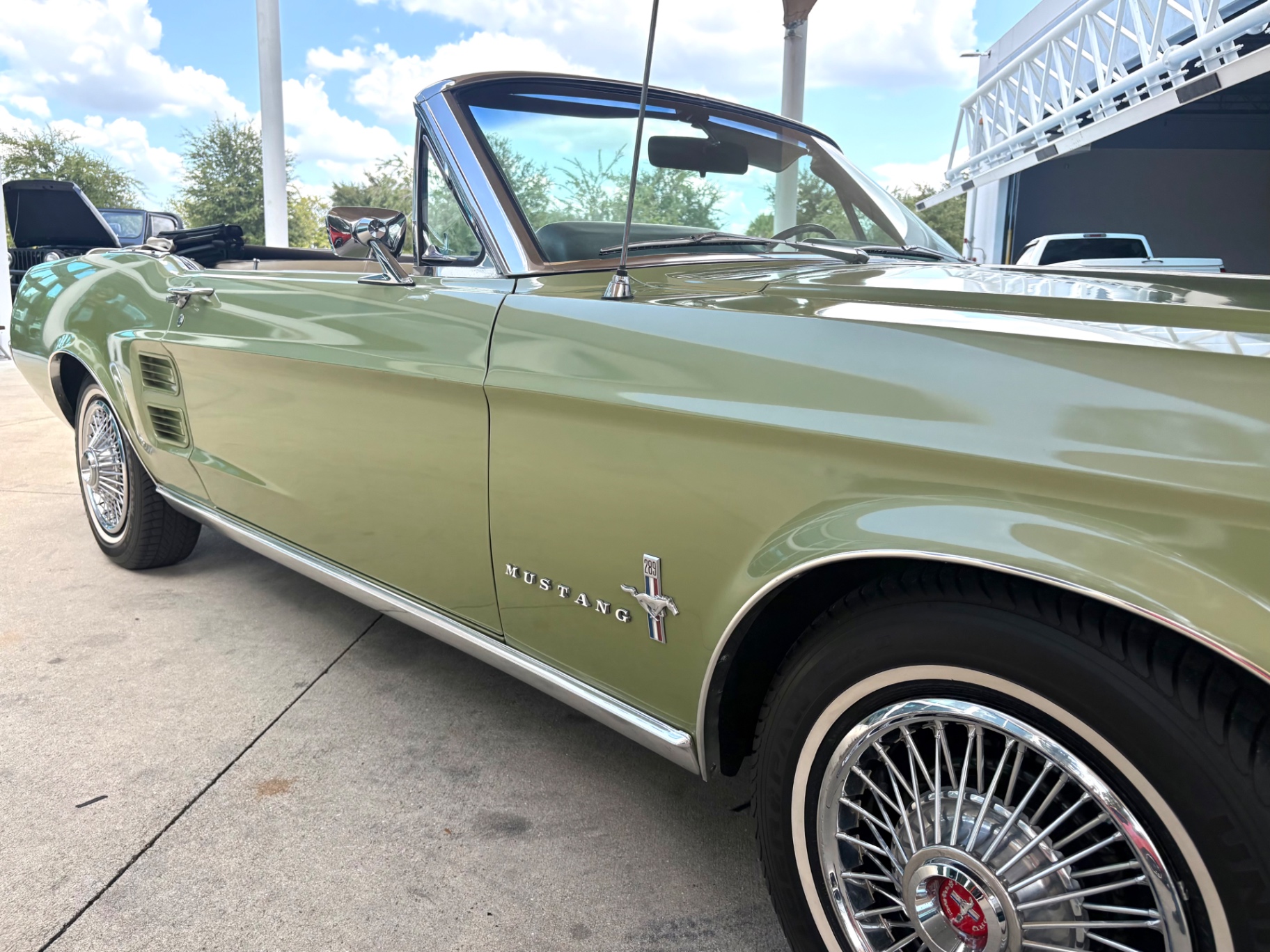 Vehicle photo 18