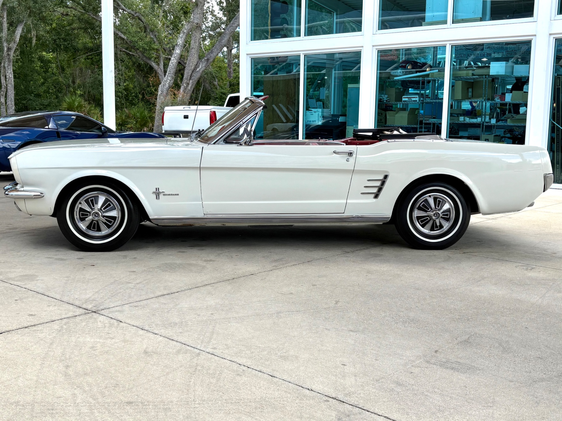 Vehicle photo 10