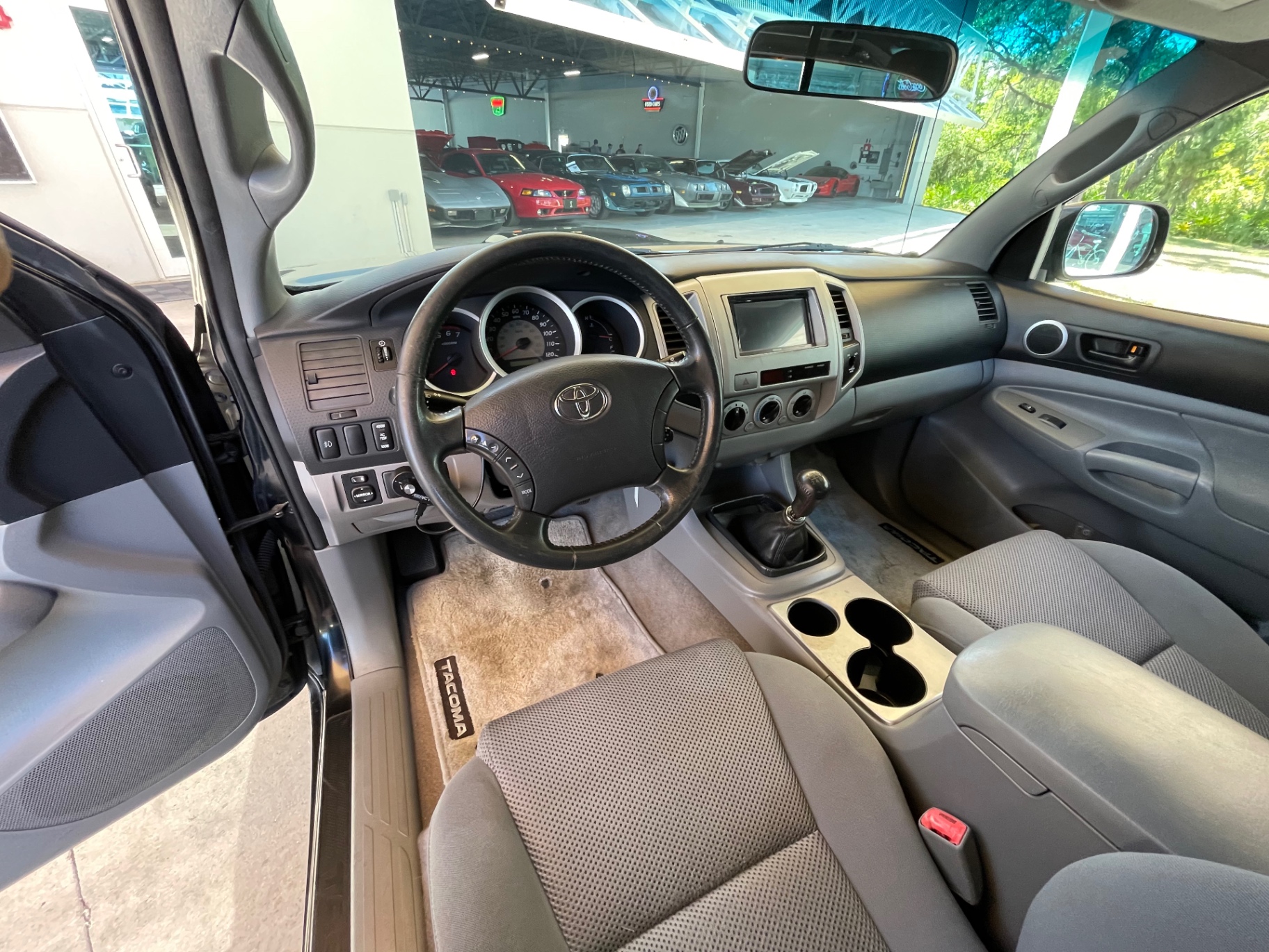 Vehicle photo 27