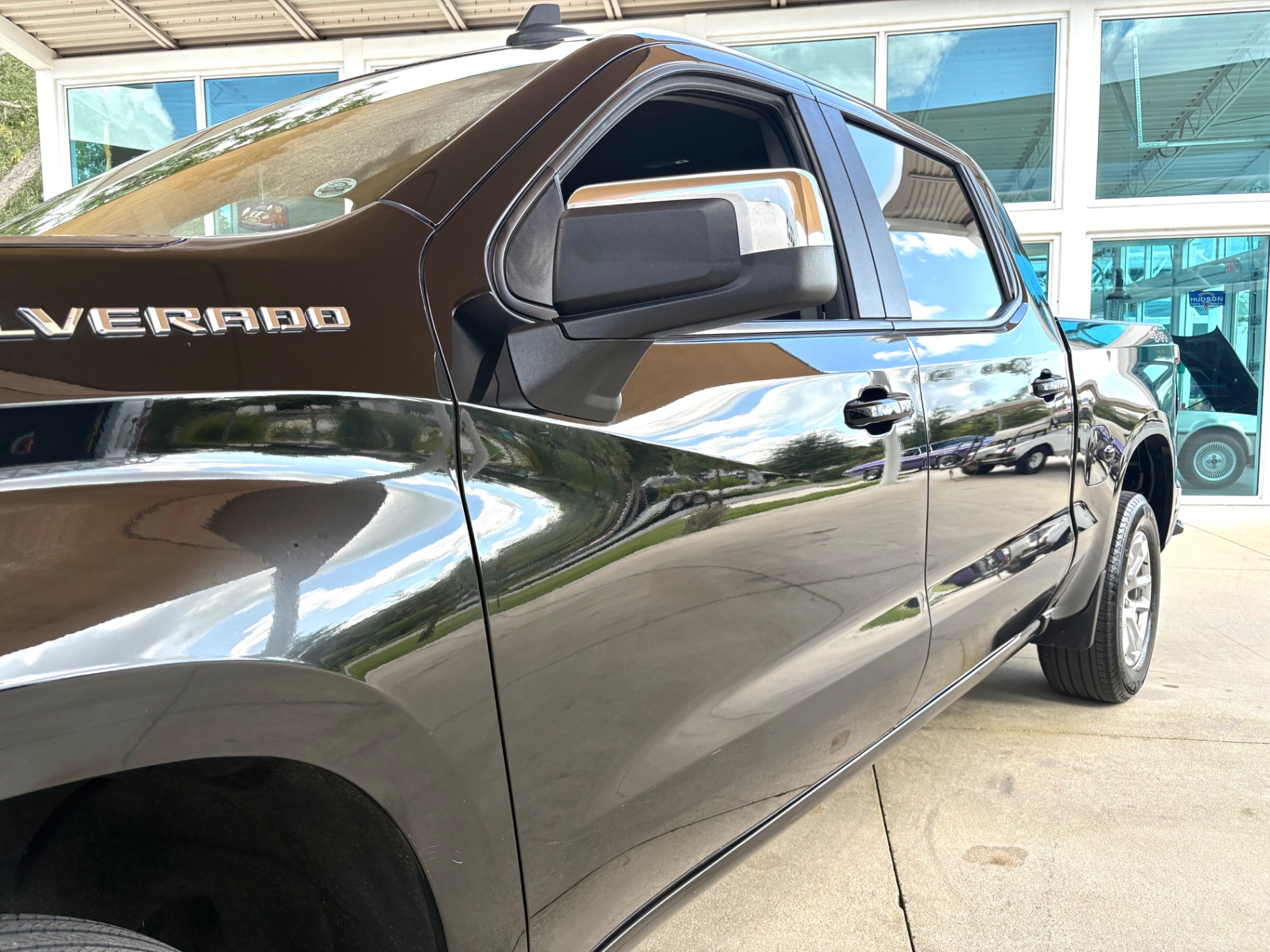 Vehicle photo 12