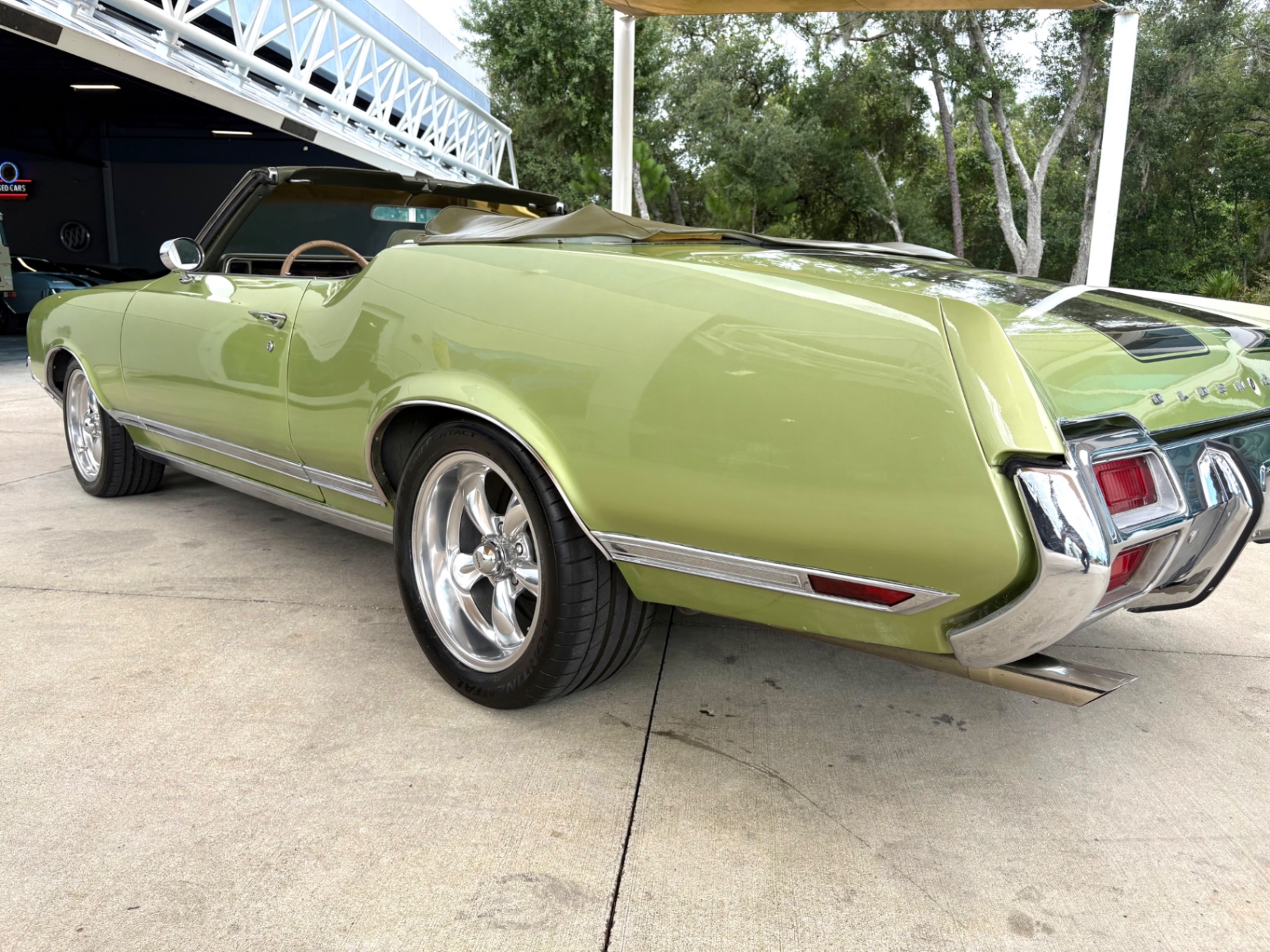 Vehicle photo 15