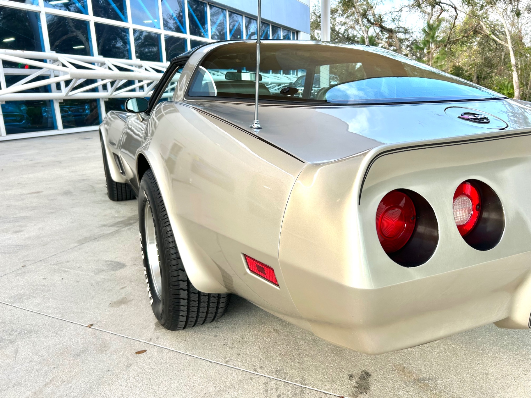 Vehicle photo 15