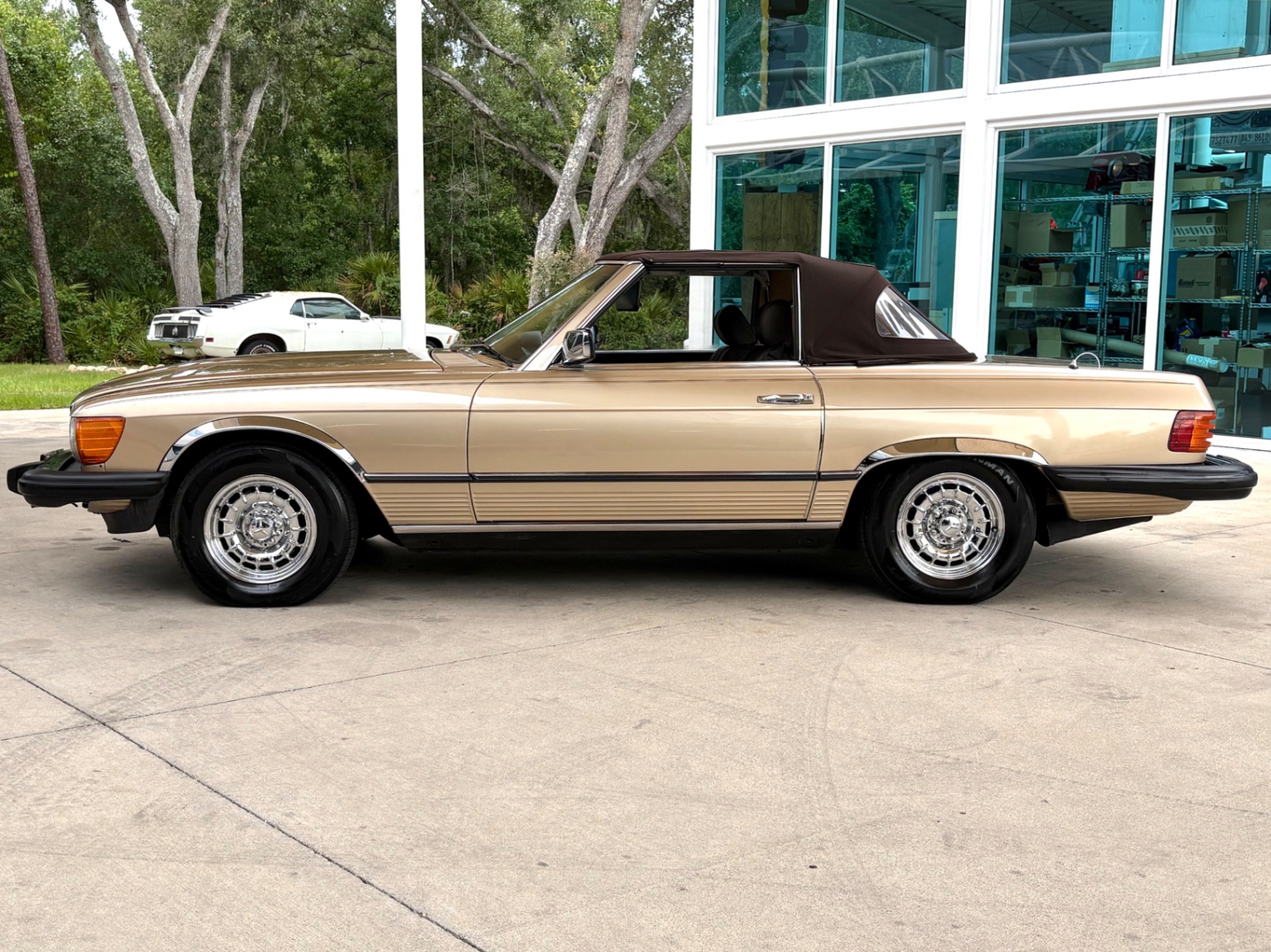 Vehicle photo 28