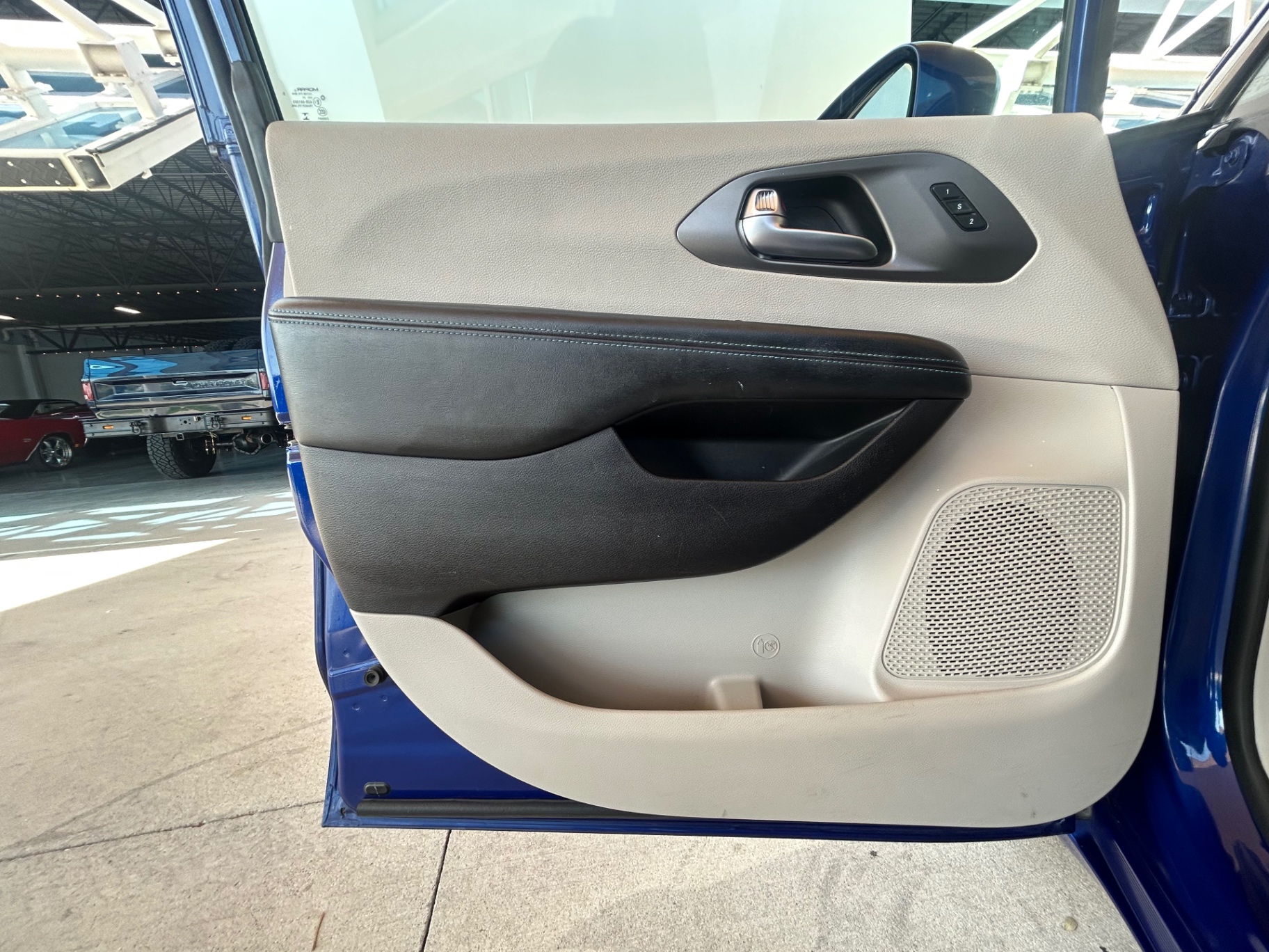 Vehicle photo 27