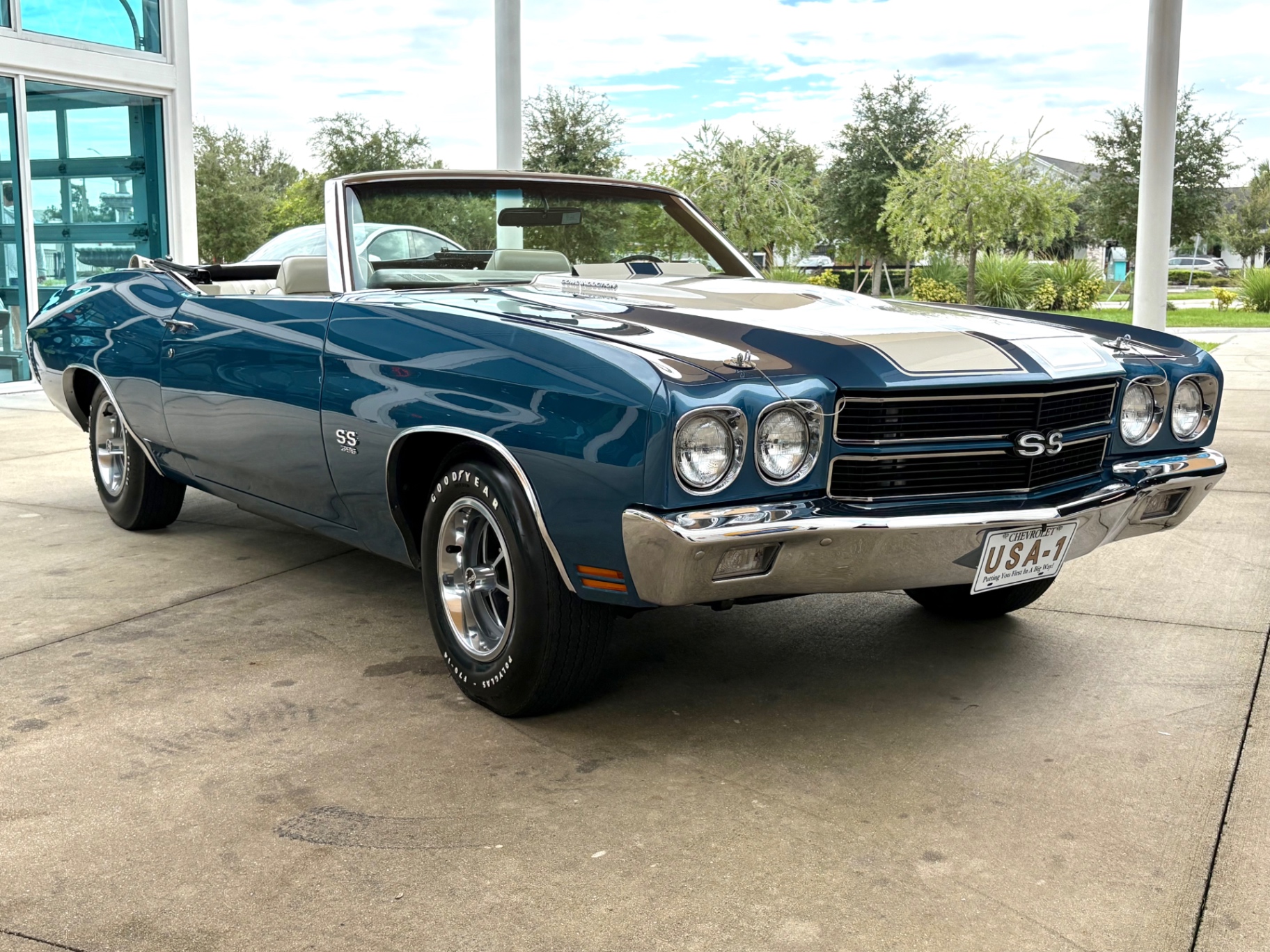 Vehicle photo 3