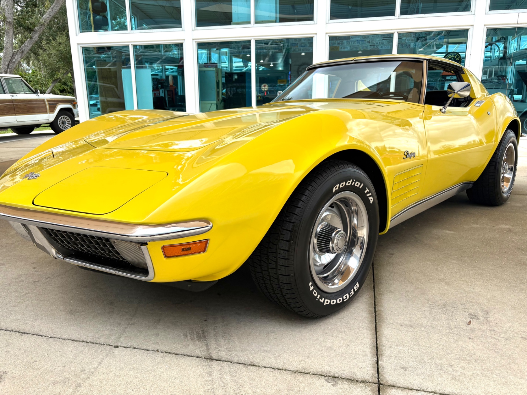 Vehicle photo 12