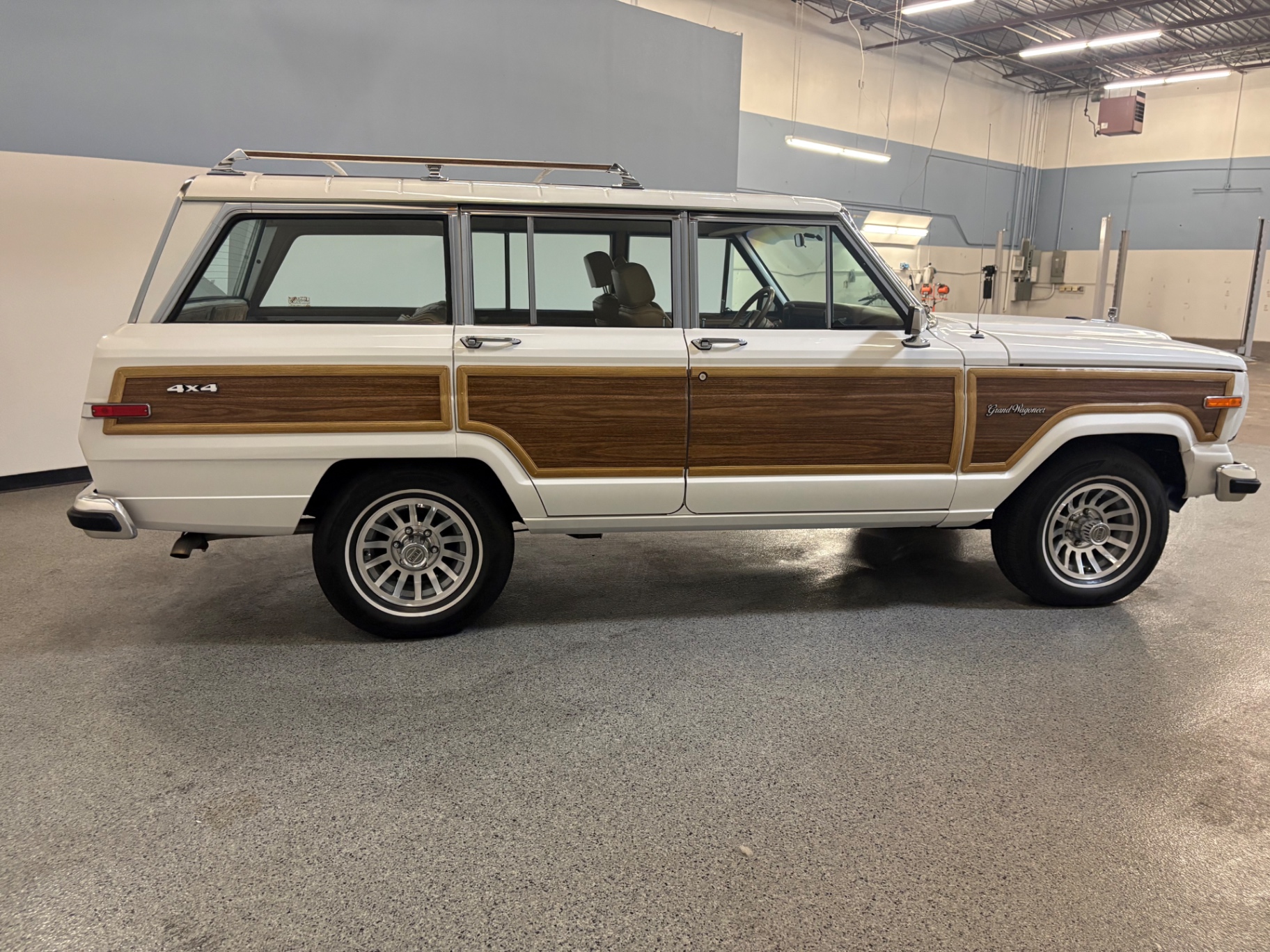Vehicle photo 7