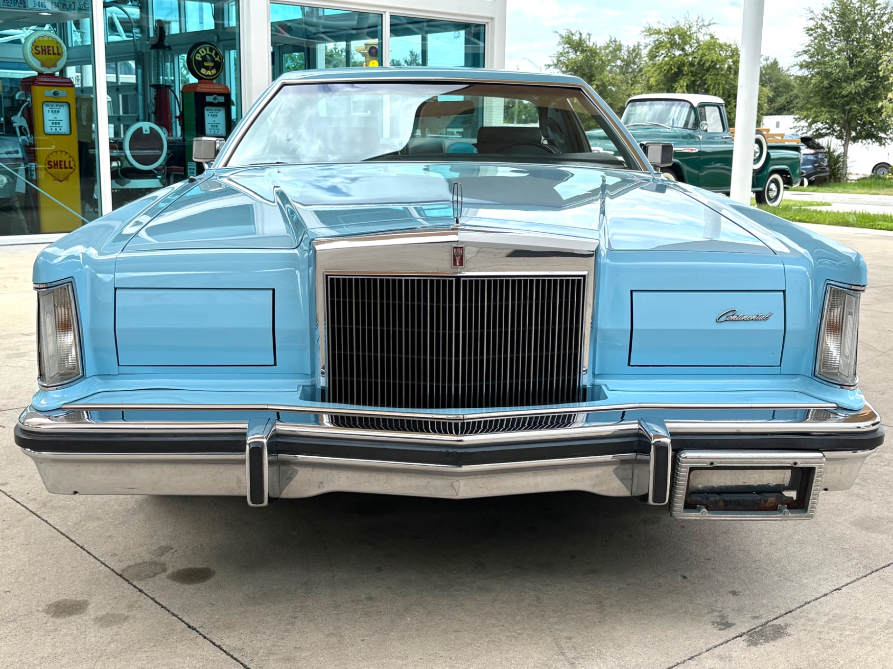 Vehicle photo 2