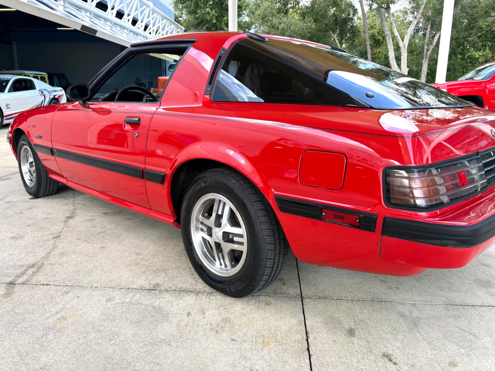 Vehicle photo 16