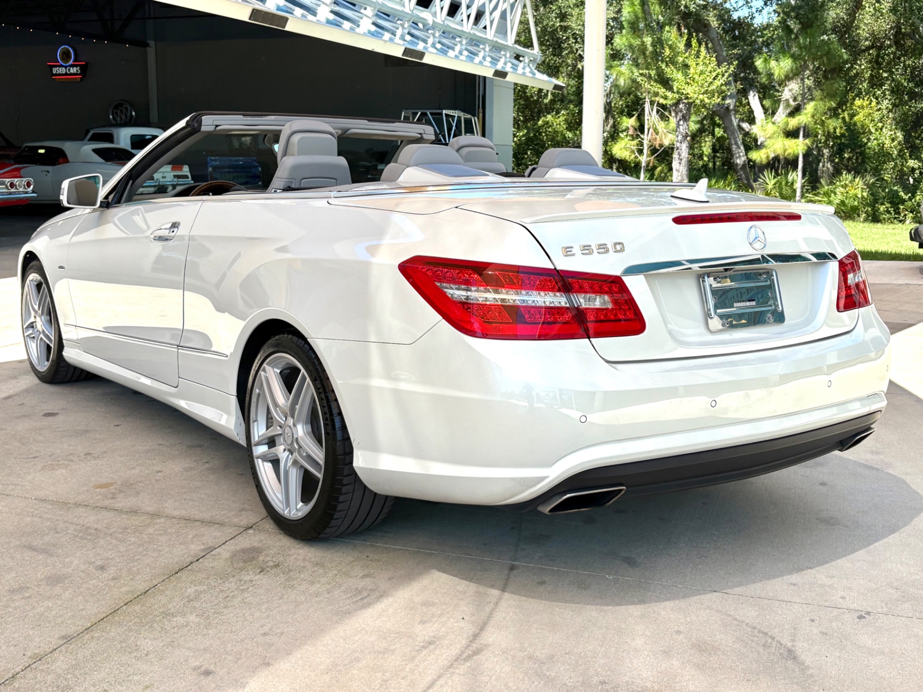 Vehicle photo 9