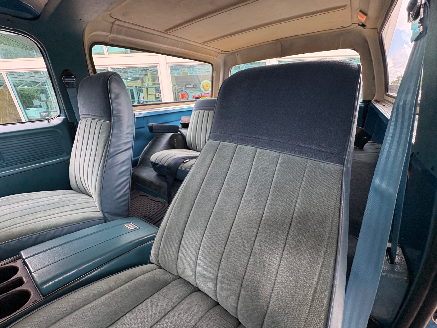 Vehicle photo 33