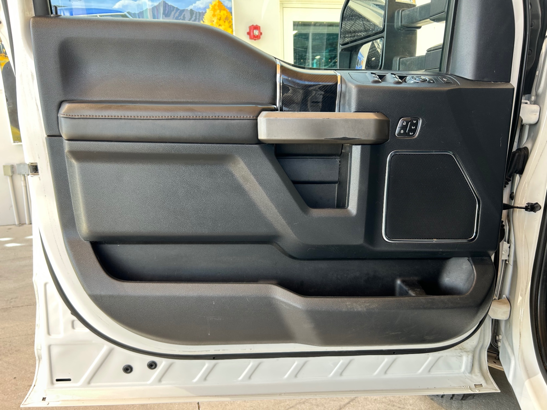 Vehicle photo 28