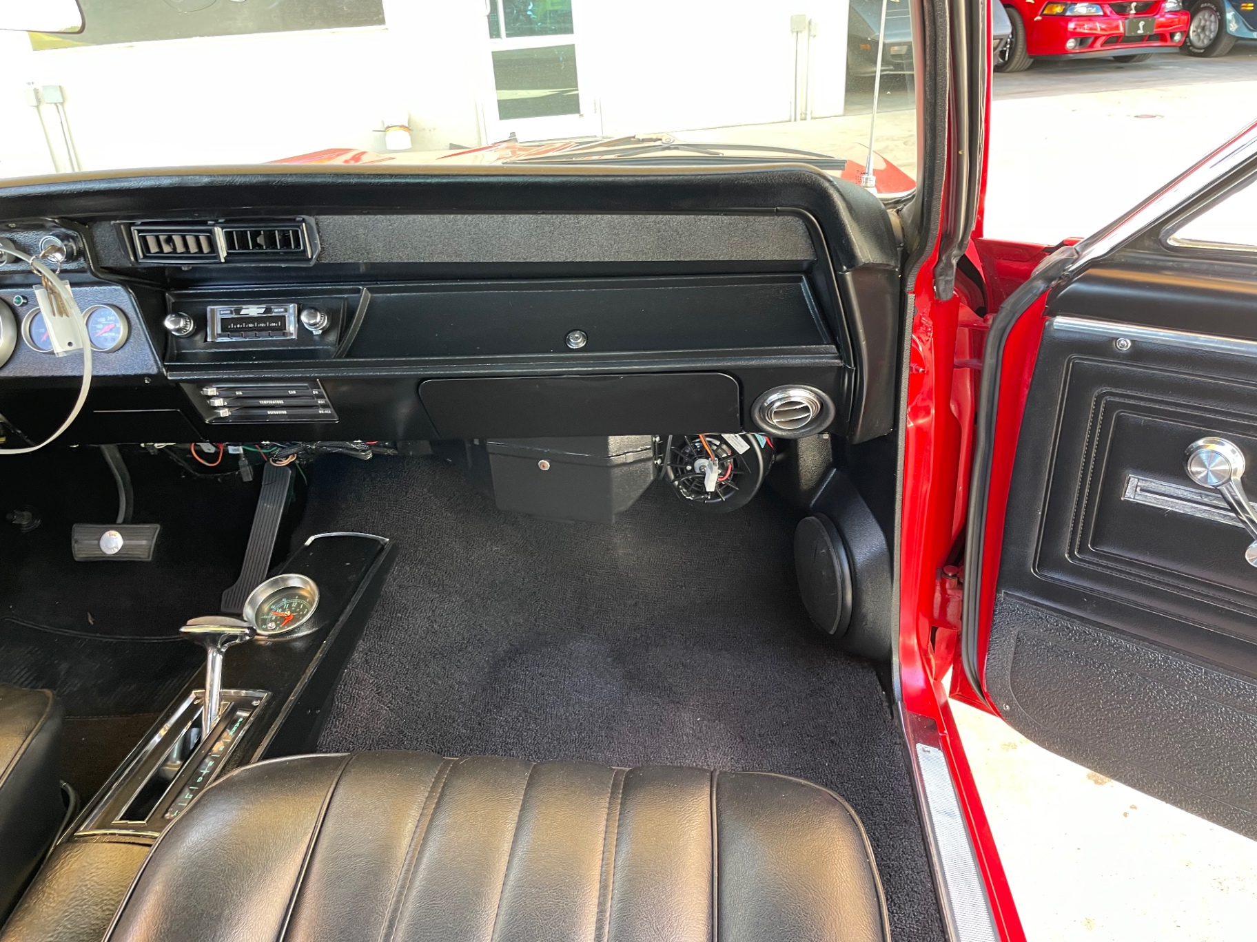 Vehicle photo 30