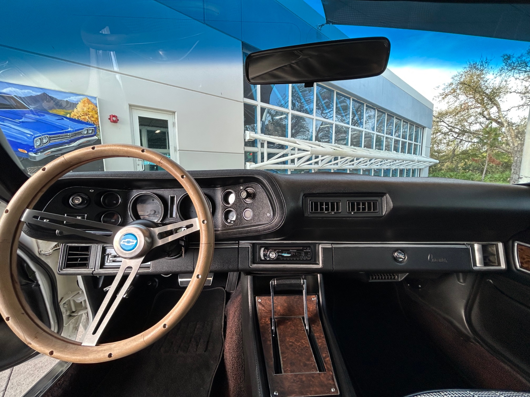 Vehicle photo 34